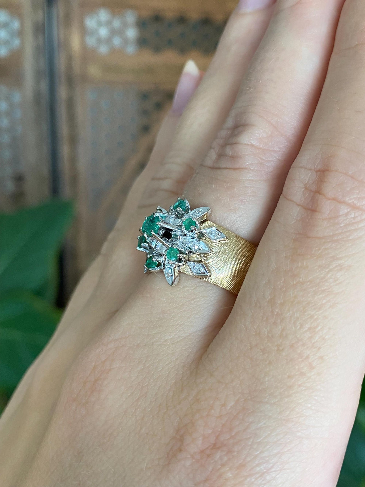 Vintage Solid 14k White & Yellow Gold Emerald Diamond Flower Crosshatch Ring Band - Size 6.75