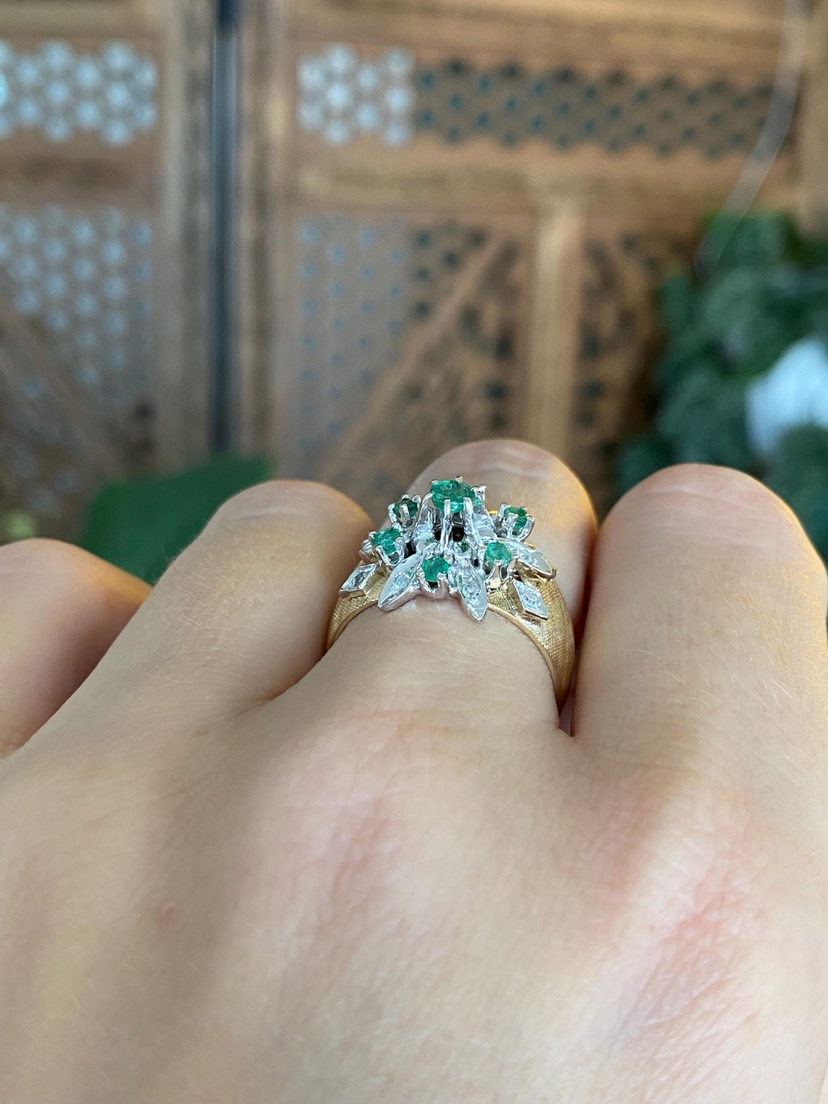 Vintage Solid 14k White & Yellow Gold Emerald Diamond Flower Crosshatch Ring Band - Size 6.75