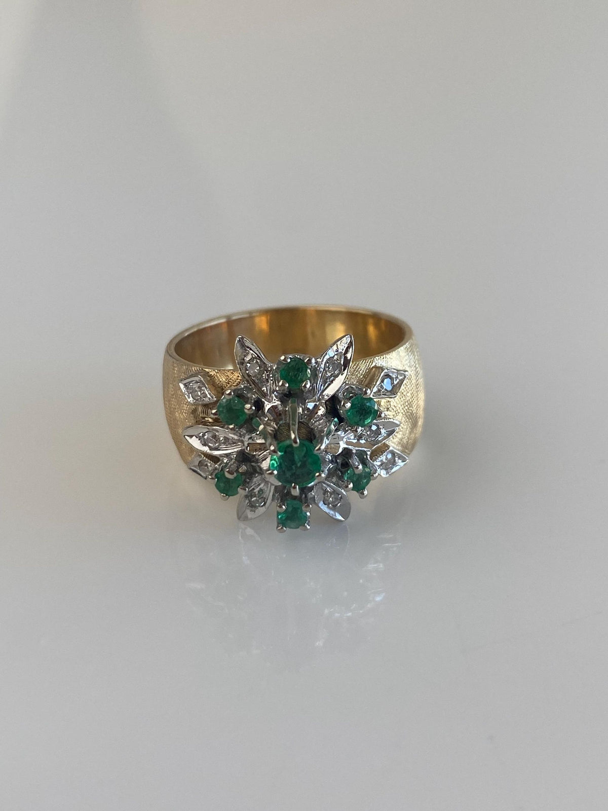Vintage Solid 14k White & Yellow Gold Emerald Diamond Flower Crosshatch Ring Band - Size 6.75
