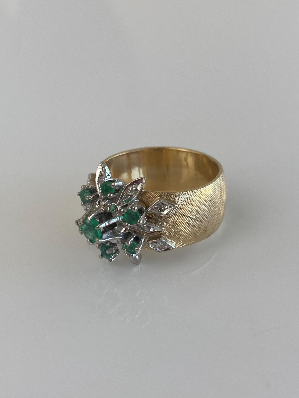 Vintage Solid 14k White & Yellow Gold Emerald Diamond Flower Crosshatch Ring Band - Size 6.75