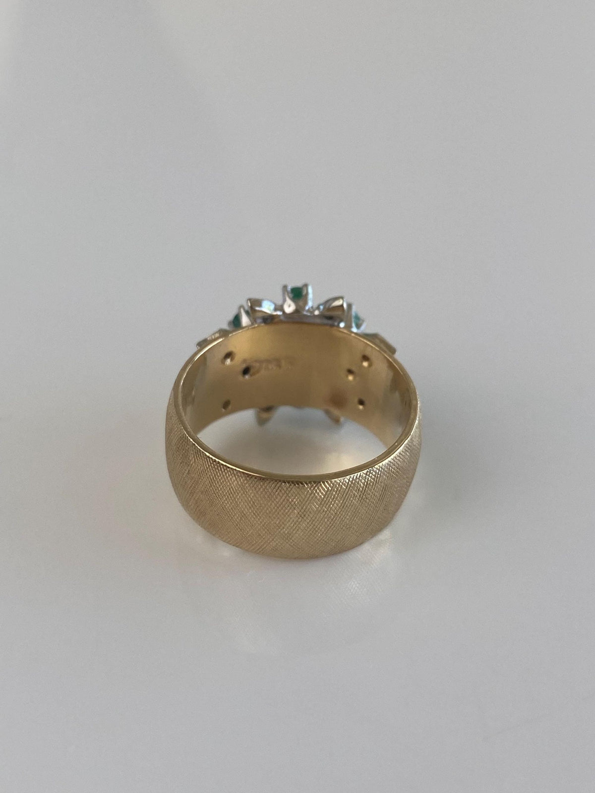 Vintage Solid 14k White & Yellow Gold Emerald Diamond Flower Crosshatch Ring Band - Size 6.75