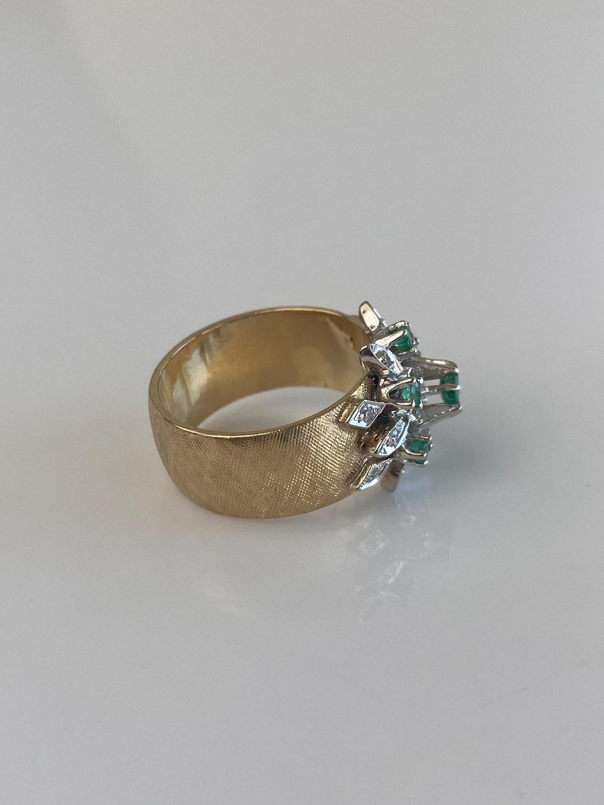 Vintage Solid 14k White & Yellow Gold Emerald Diamond Flower Crosshatch Ring Band - Size 6.75