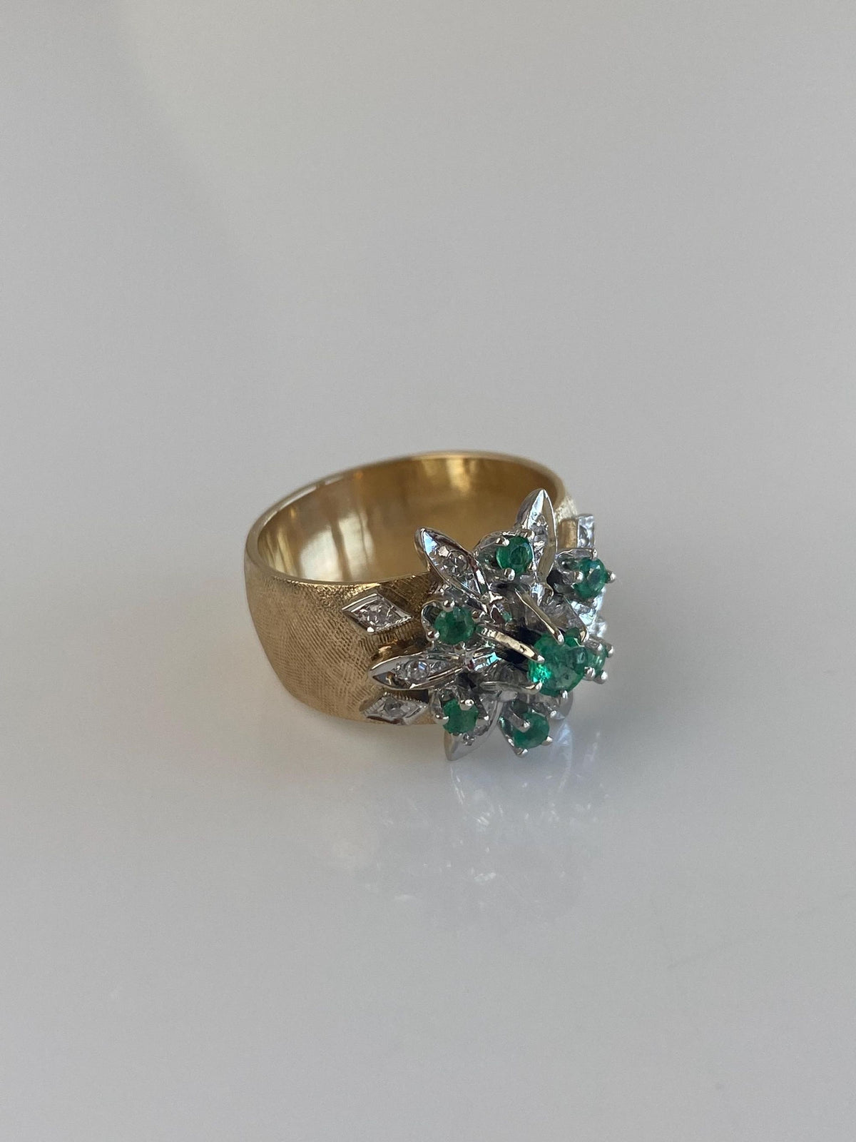 Vintage Solid 14k White & Yellow Gold Emerald Diamond Flower Crosshatch Ring Band - Size 6.75
