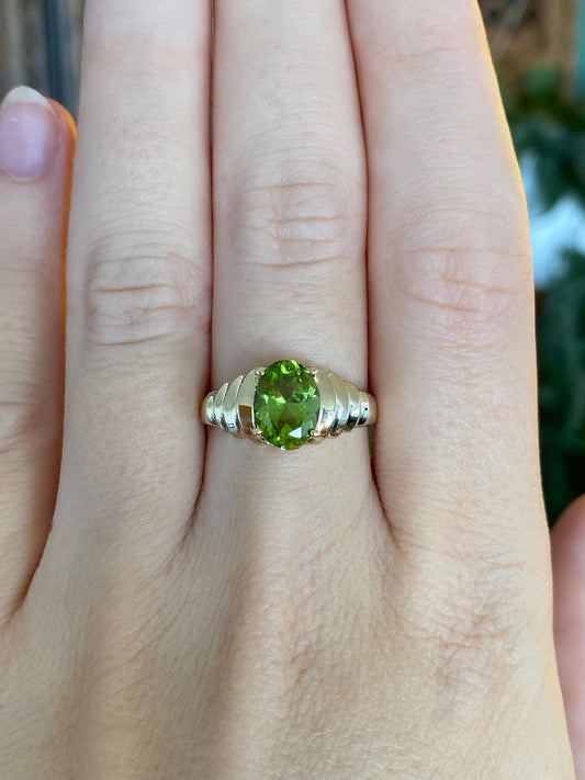 Solid 14k Yellow Gold Peridot Scalloped Ring - Size 7.75