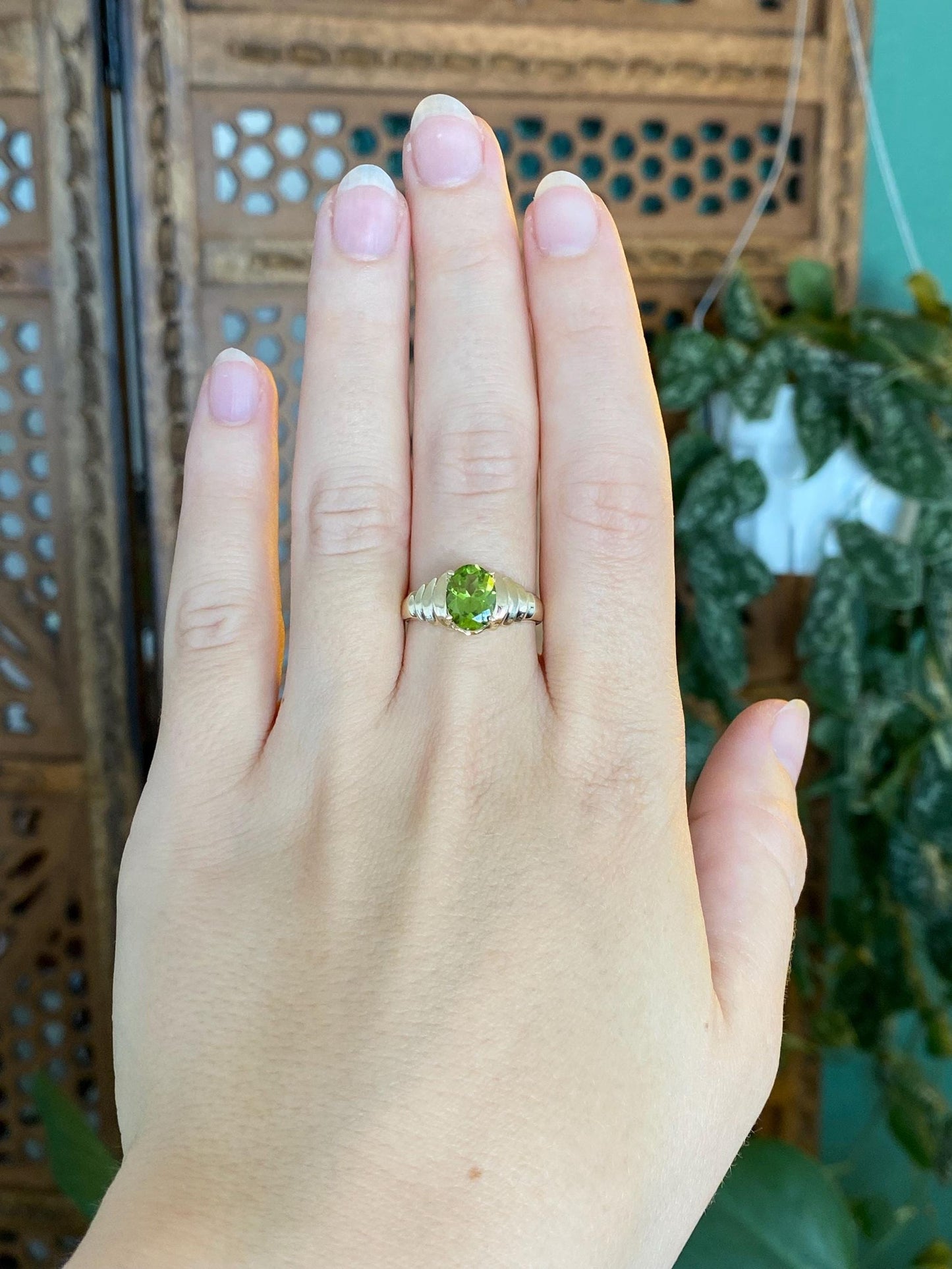 Solid 14k Yellow Gold Peridot Scalloped Ring - Size 7.75