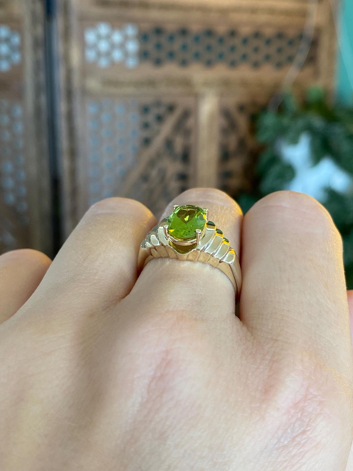 Solid 14k Yellow Gold Peridot Scalloped Ring - Size 7.75