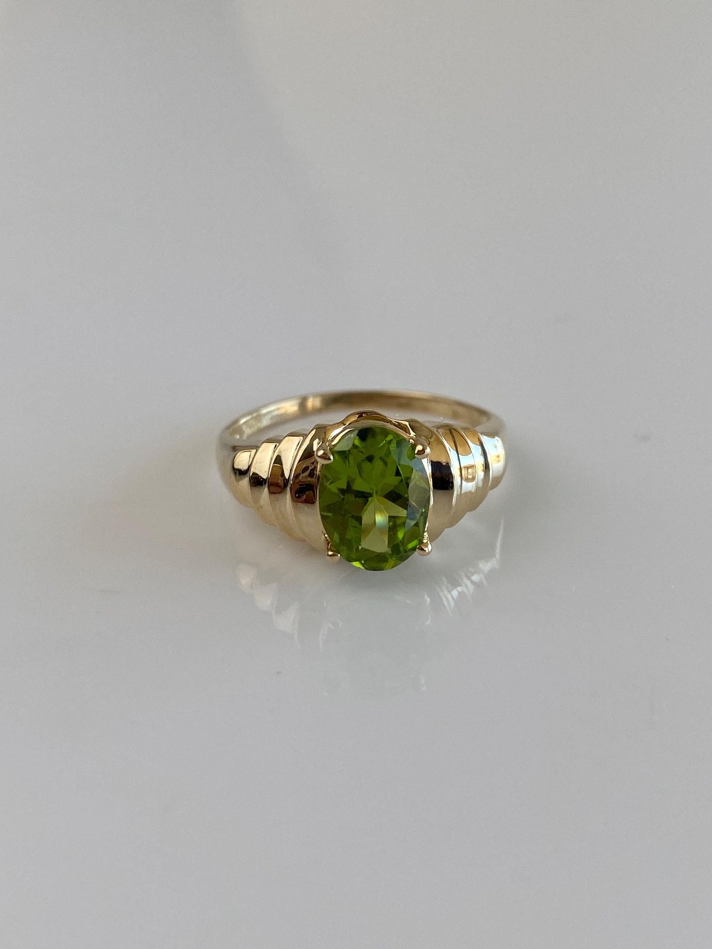 Solid 14k Yellow Gold Peridot Scalloped Ring - Size 7.75