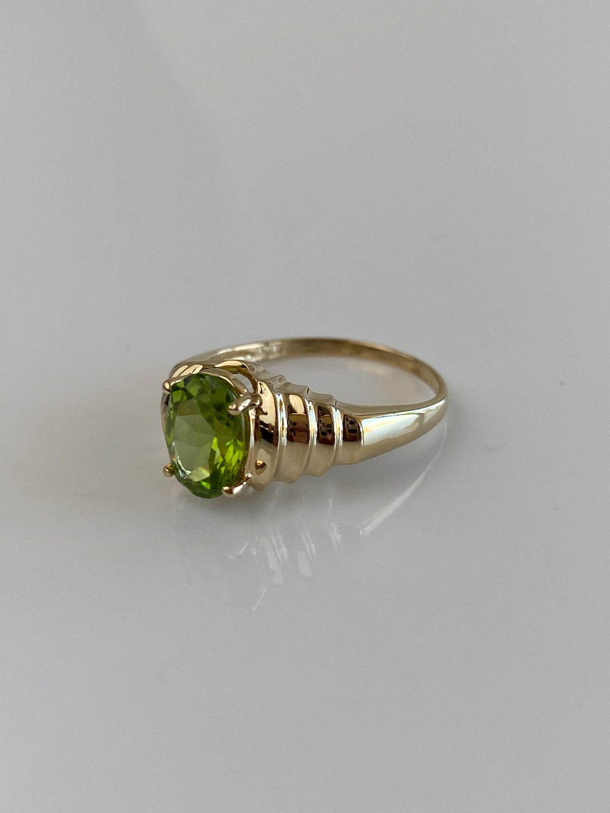 Solid 14k Yellow Gold Peridot Scalloped Ring - Size 7.75