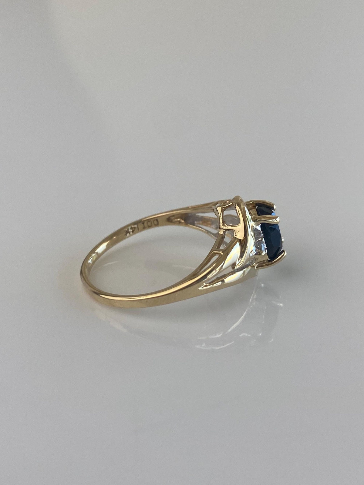 Vintage Solid 14k Yellow Gold Diamond Onyx Ring - Size 5.75