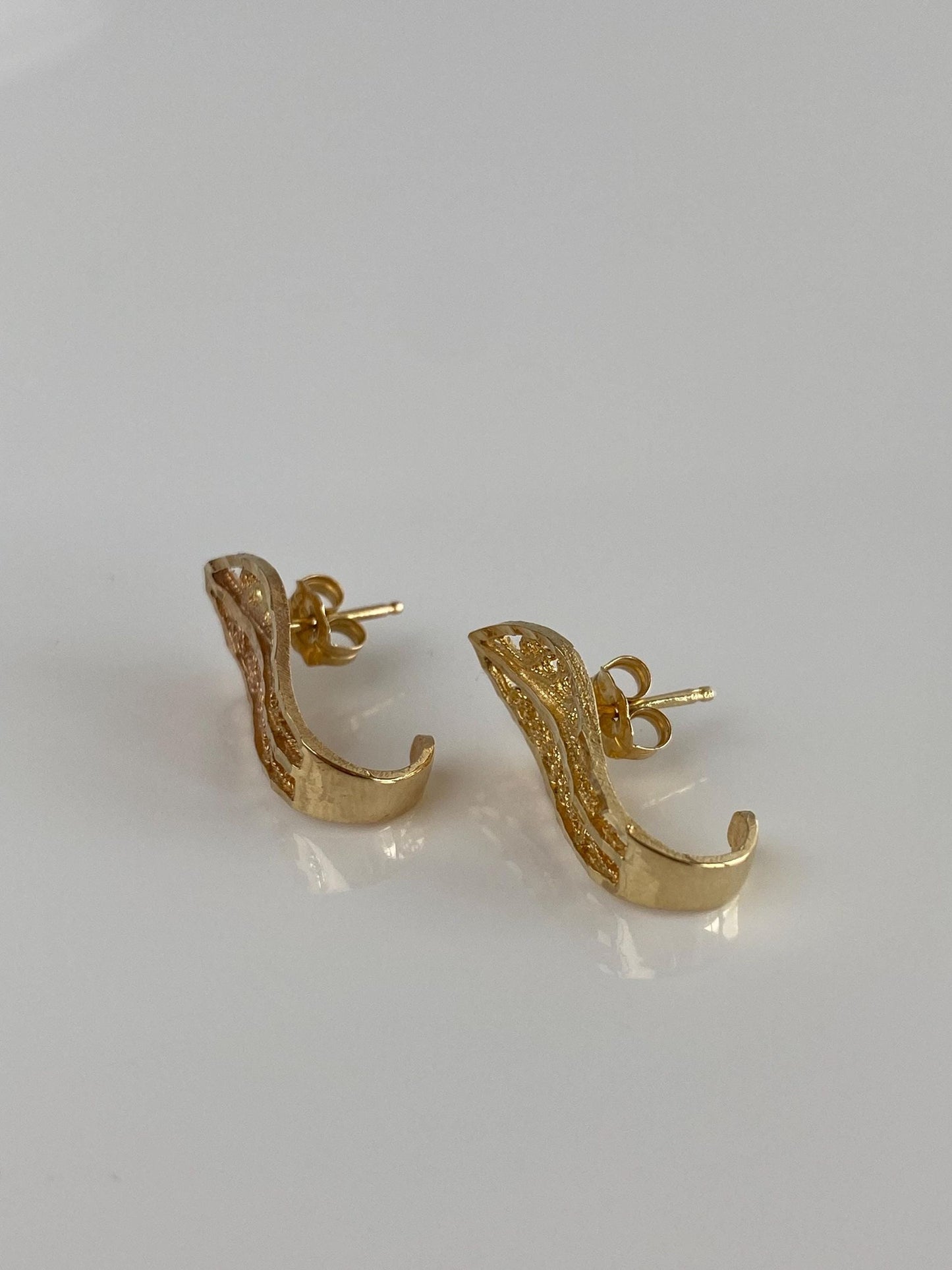 Vintage Solid 14k Yellow Gold Filigree Diamond Cut Drop Earrings