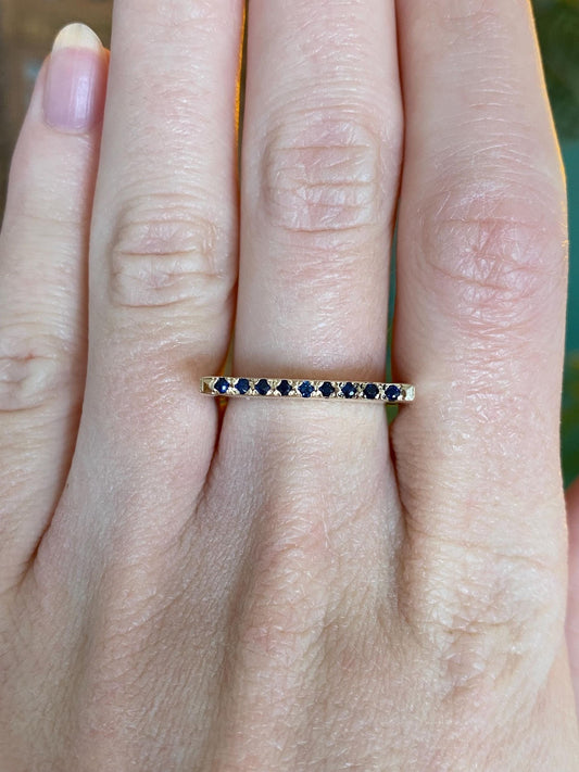 Vintage Solid 14k Yellow Gold Blue Sapphire Row Flat Edge Ring - Size 6.75