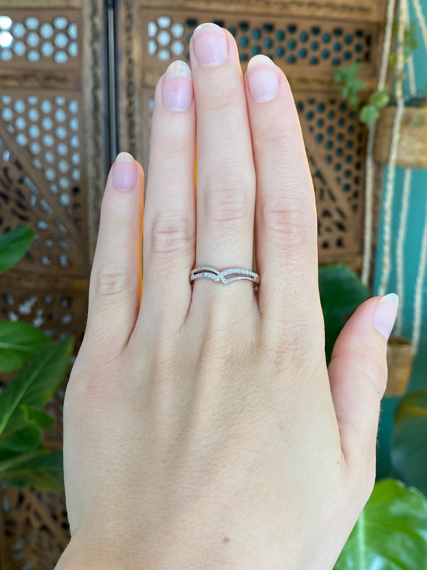 Vintage Solid 14k White Gold Diamond Chevron Ring - Size 8.75