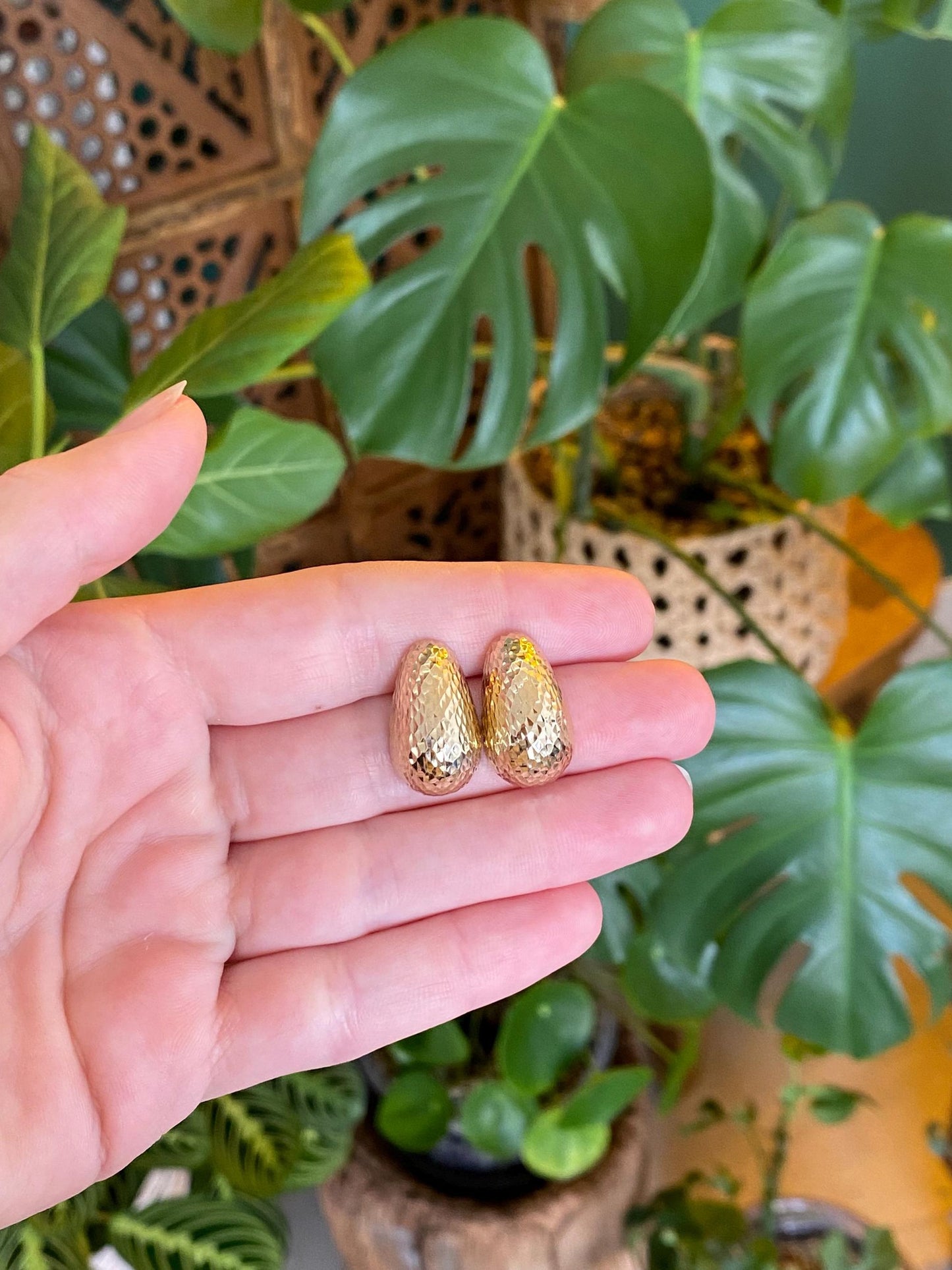 Vintage 14k Yellow Gold Diamond Cut Teardrop Stud Earrings