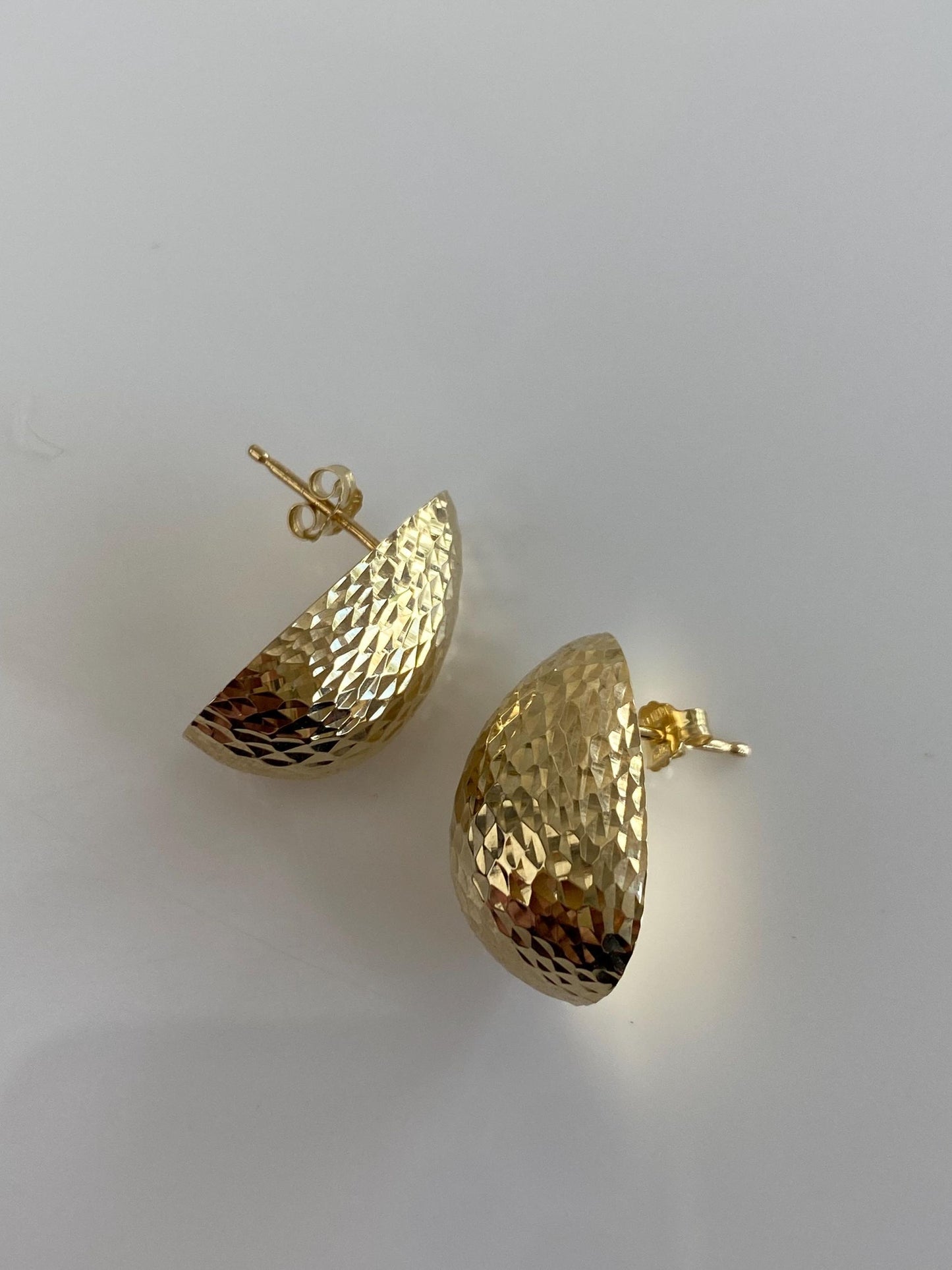 Vintage 14k Yellow Gold Diamond Cut Teardrop Stud Earrings