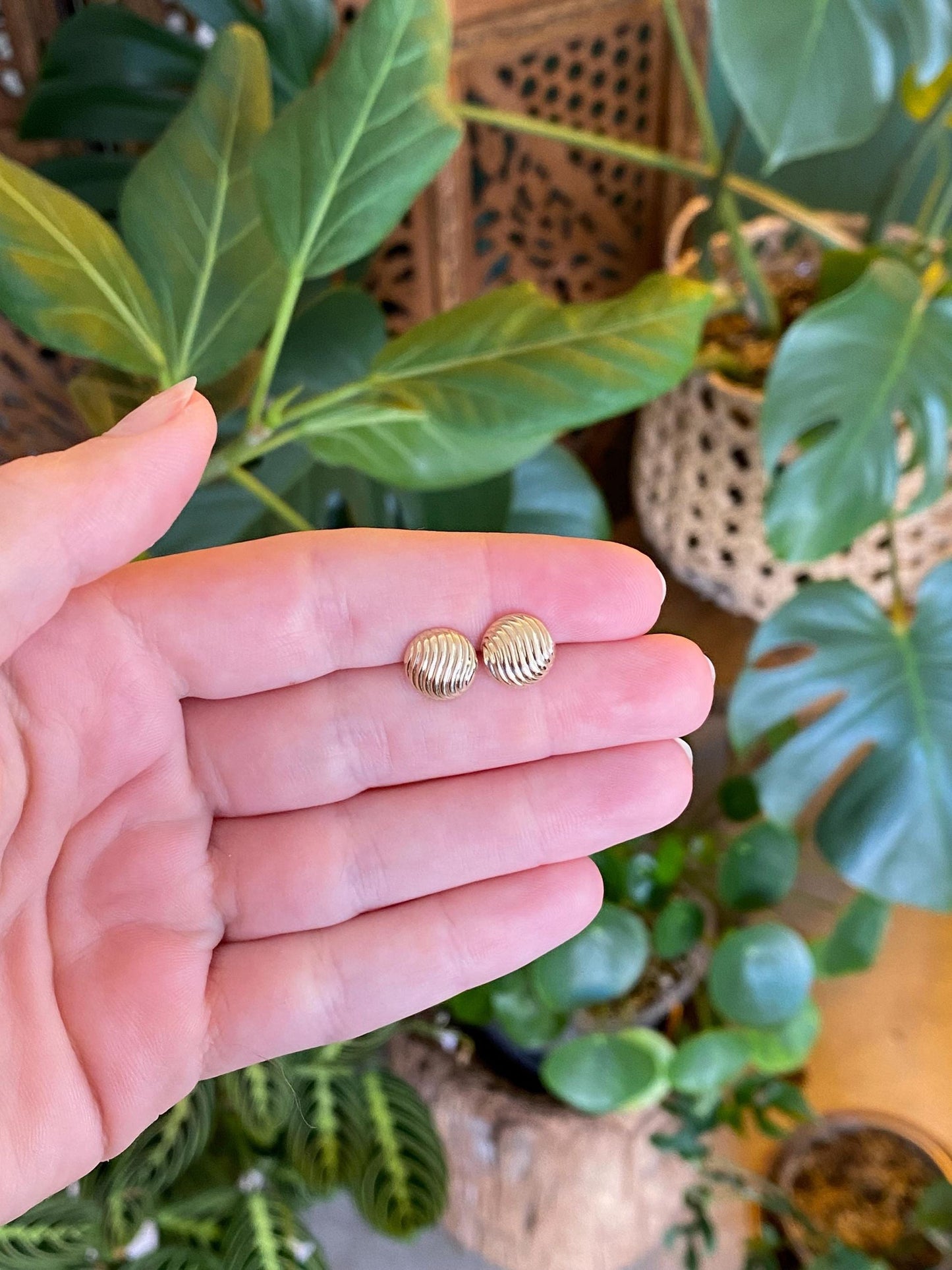 Vintage 14k Yellow Gold Scalloped Stud Earrings