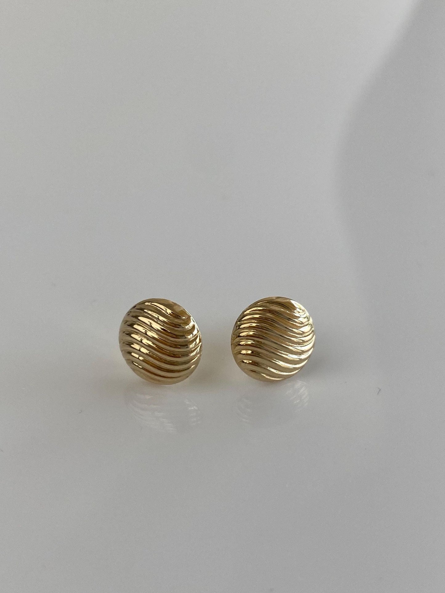 Vintage 14k Yellow Gold Scalloped Stud Earrings