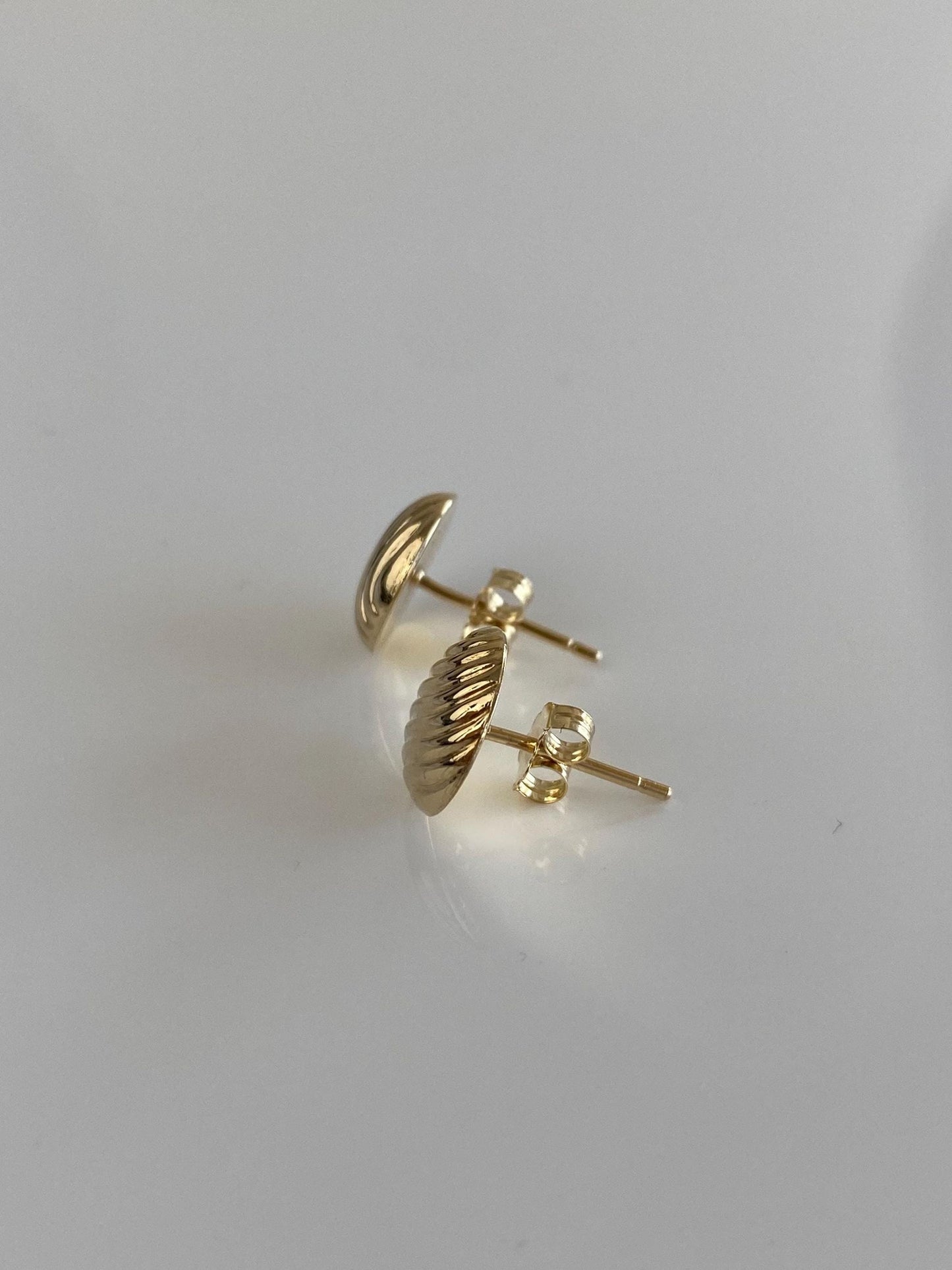 Vintage 14k Yellow Gold Scalloped Stud Earrings