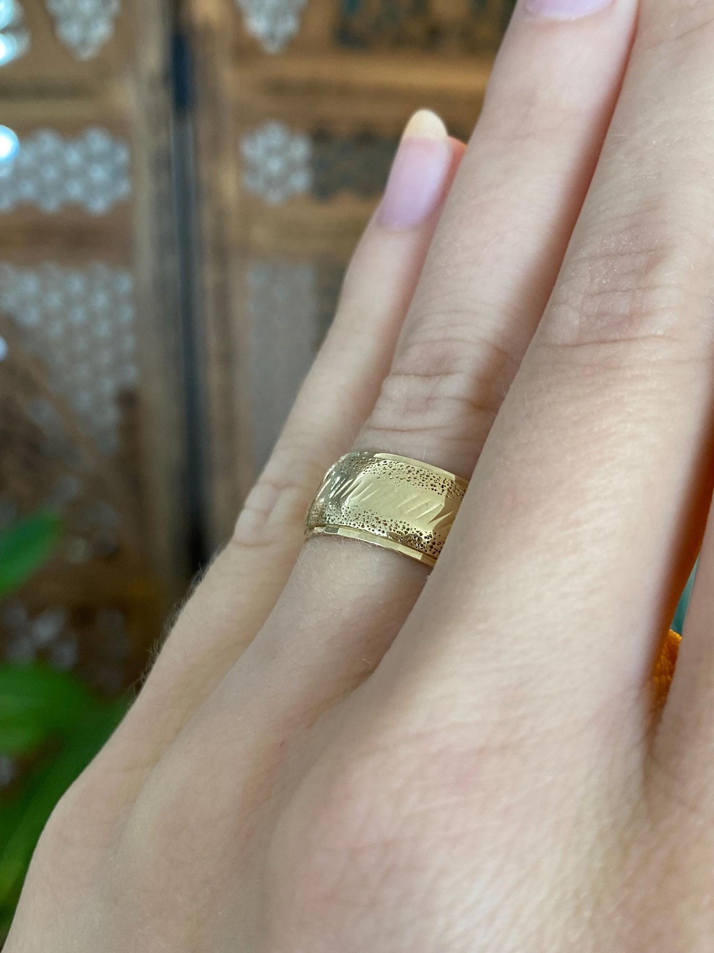 Vintage Solid 14k Yellow Gold Diamond Cut Faceted Ring Band - Size 6.25