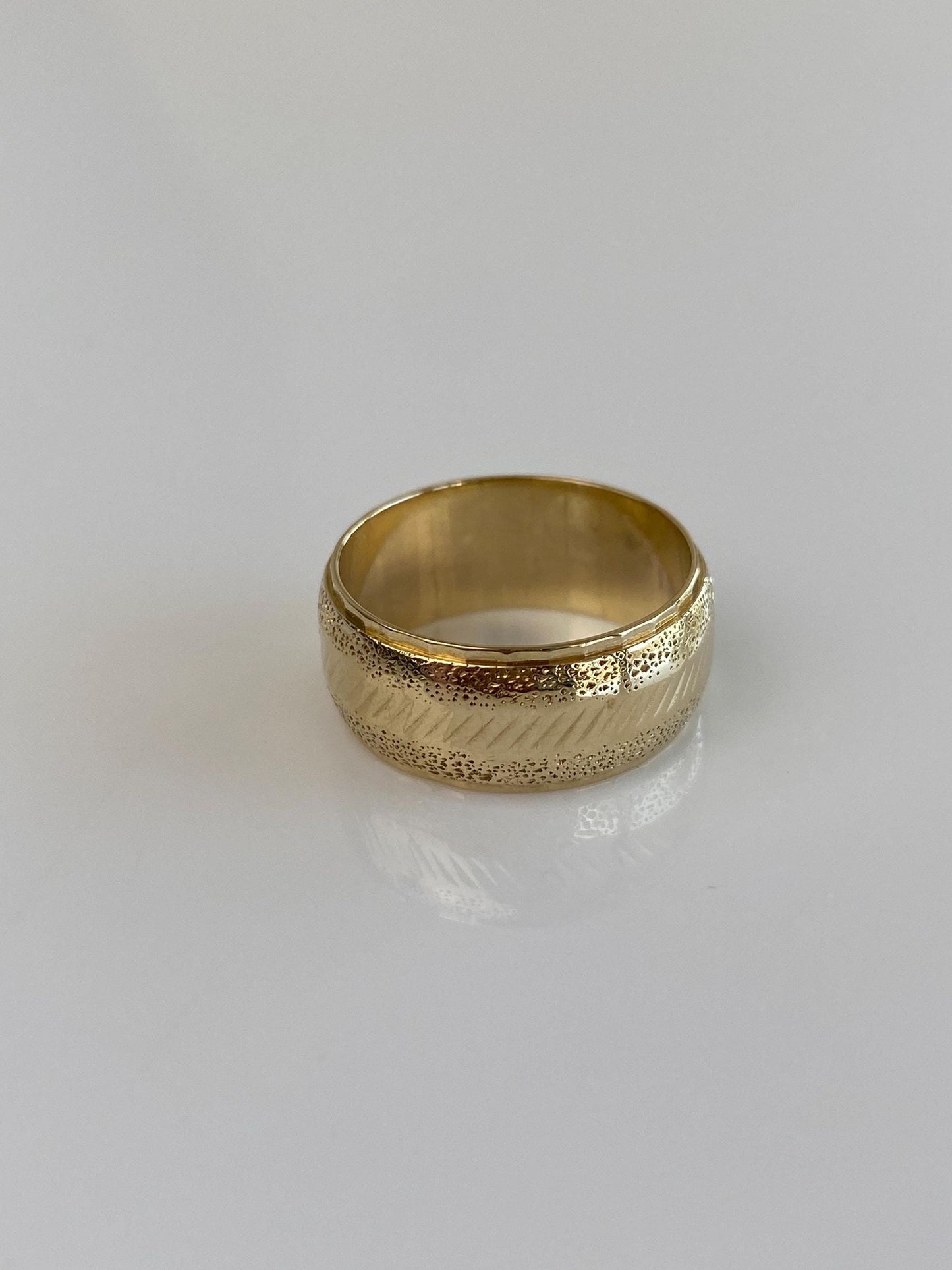 Vintage Solid 14k Yellow Gold Diamond Cut Faceted Ring Band - Size 6.25