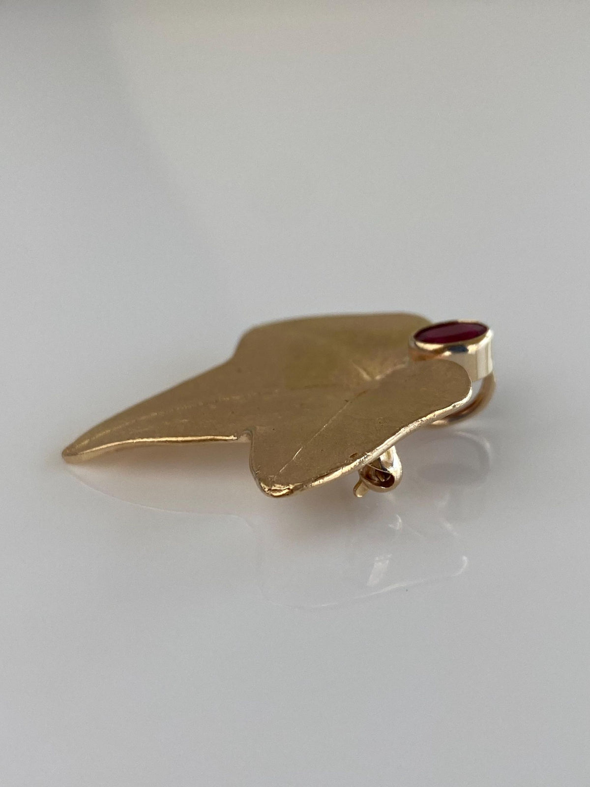 Vintage Solid 14k Yellow Gold Ruby Large Satin Leaf Brooch Pin Charm