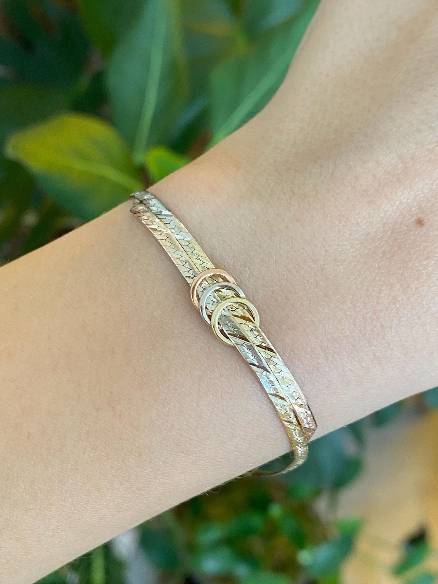 Vintage Solid 14k Tri Tone Gold Herringbone Chain Circles Bracelet - 7.25 inches