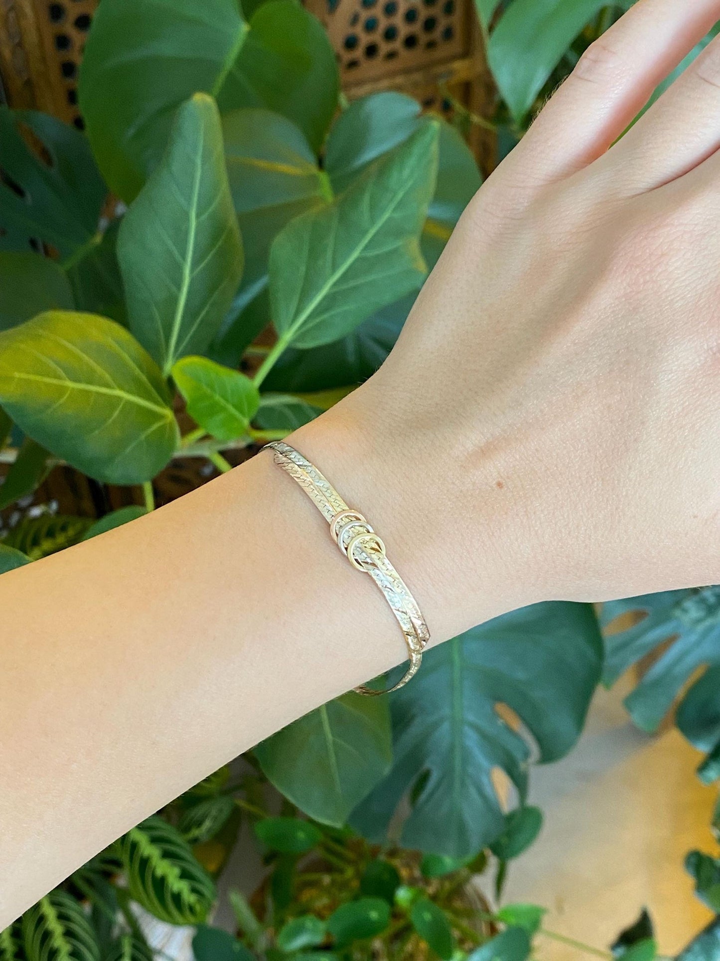 Vintage Solid 14k Tri Tone Gold Herringbone Chain Circles Bracelet - 7.25 inches