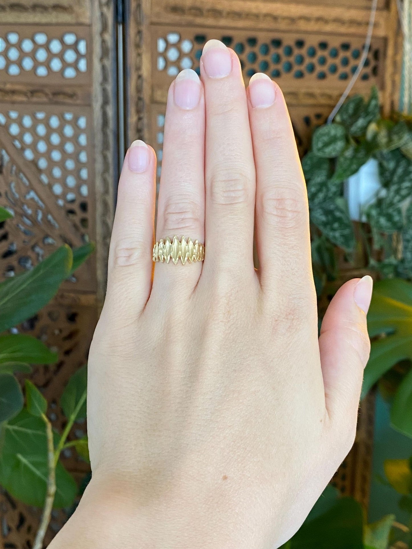 Vintage Solid 14k Yellow Gold Diamond Cut Ring Band - Size 5.75