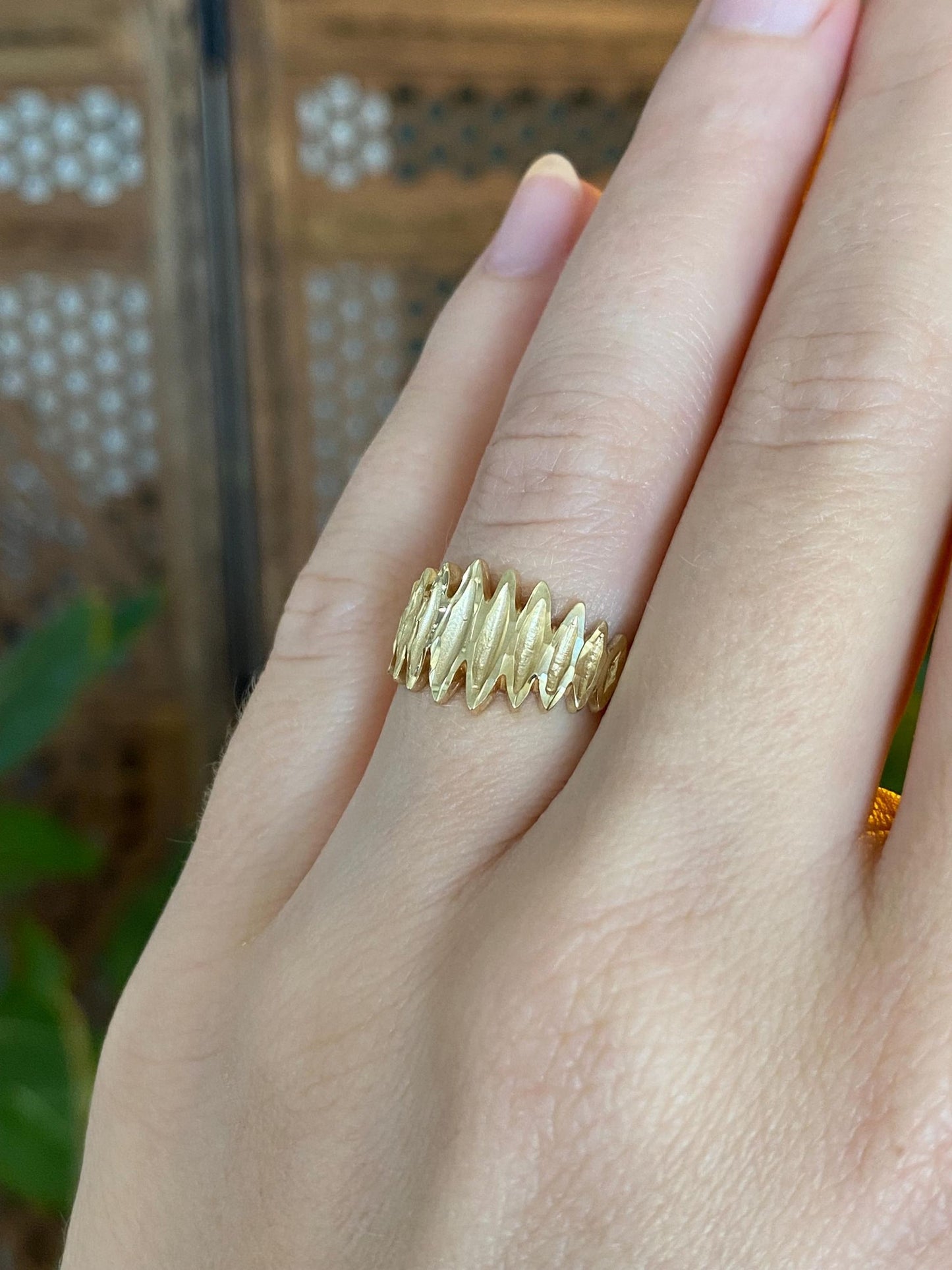 Vintage Solid 14k Yellow Gold Diamond Cut Ring Band - Size 5.75
