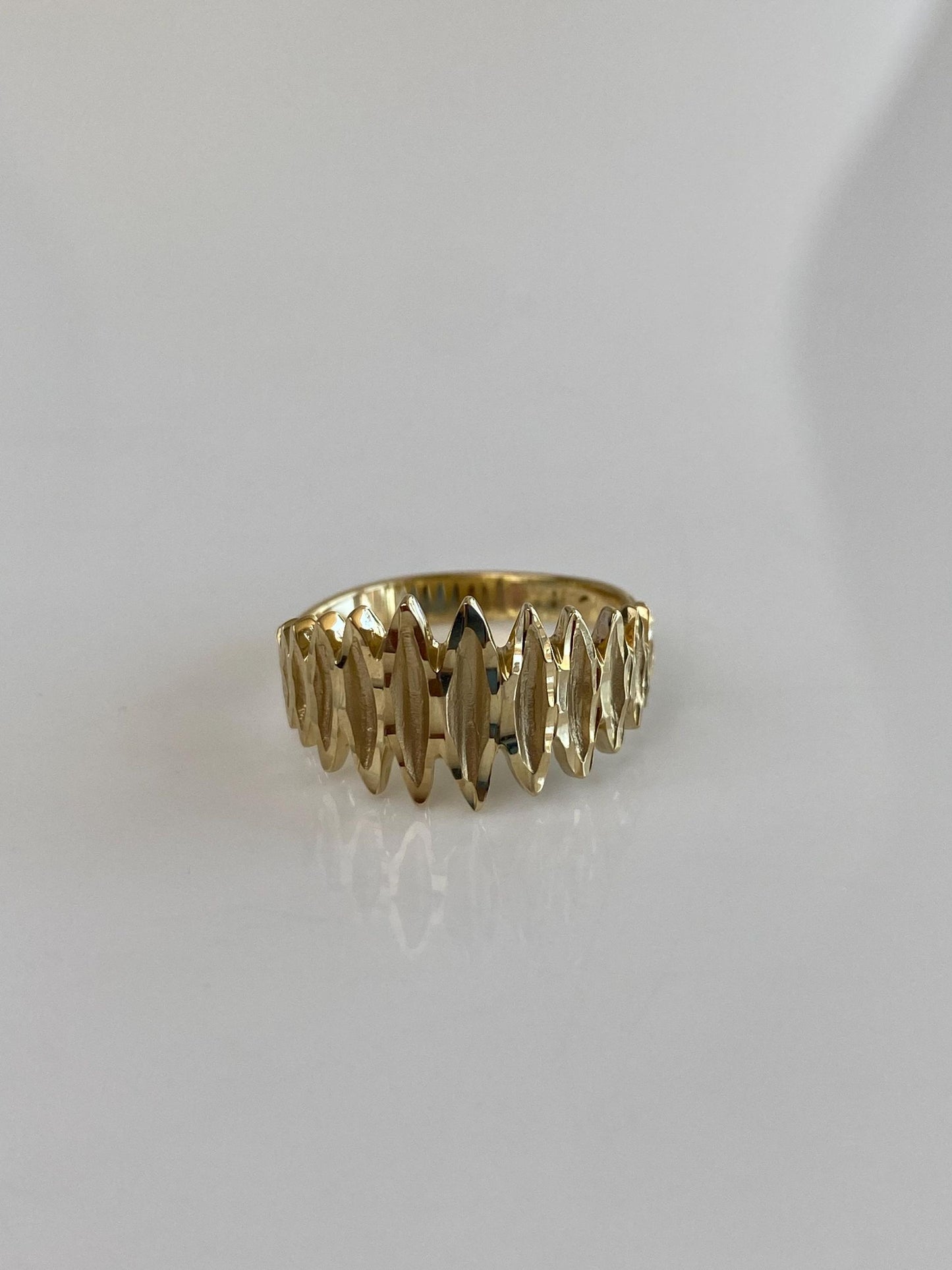 Vintage Solid 14k Yellow Gold Diamond Cut Ring Band - Size 5.75
