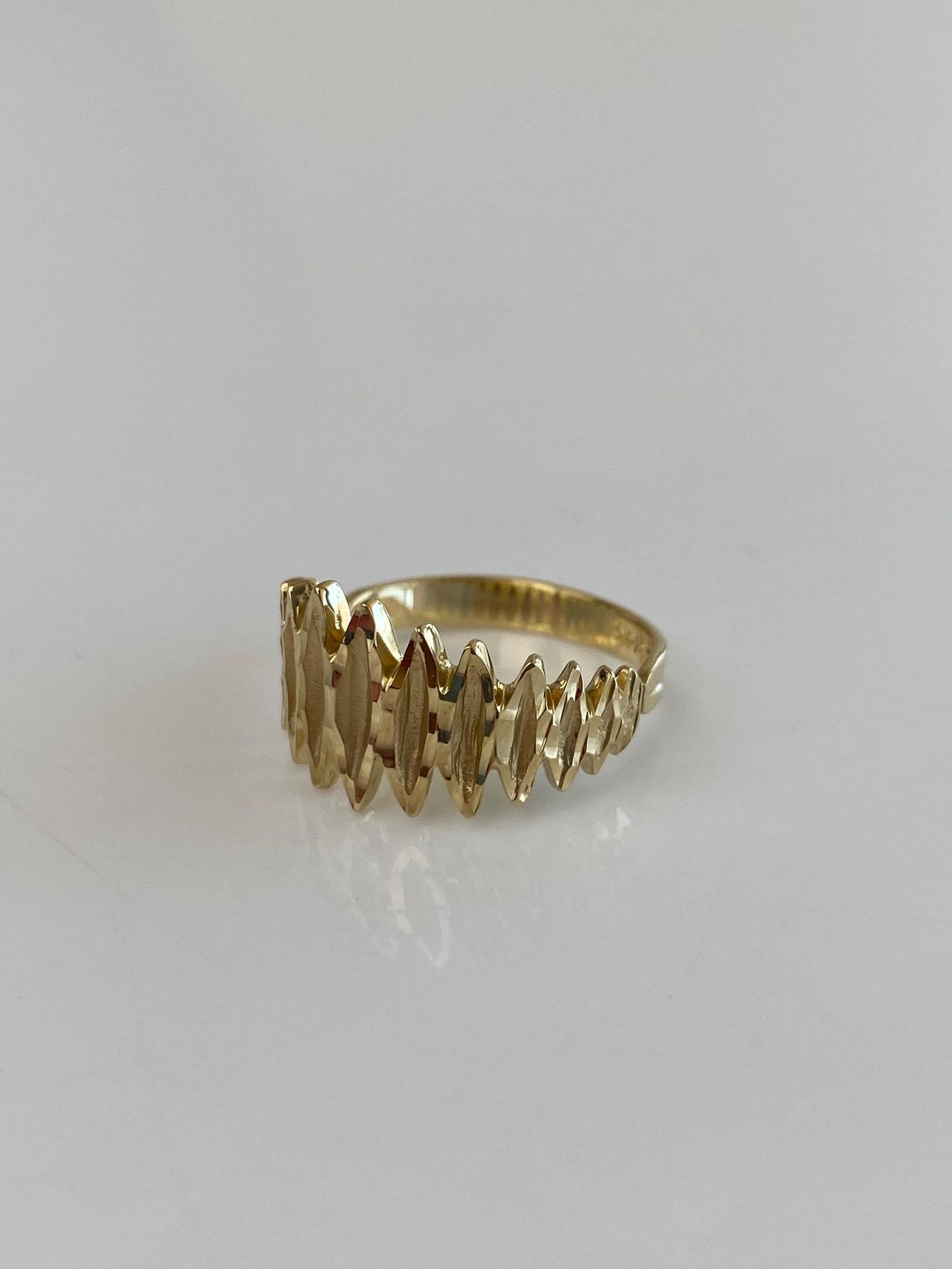 Vintage Solid 14k Yellow Gold Diamond Cut Ring Band - Size 5.75
