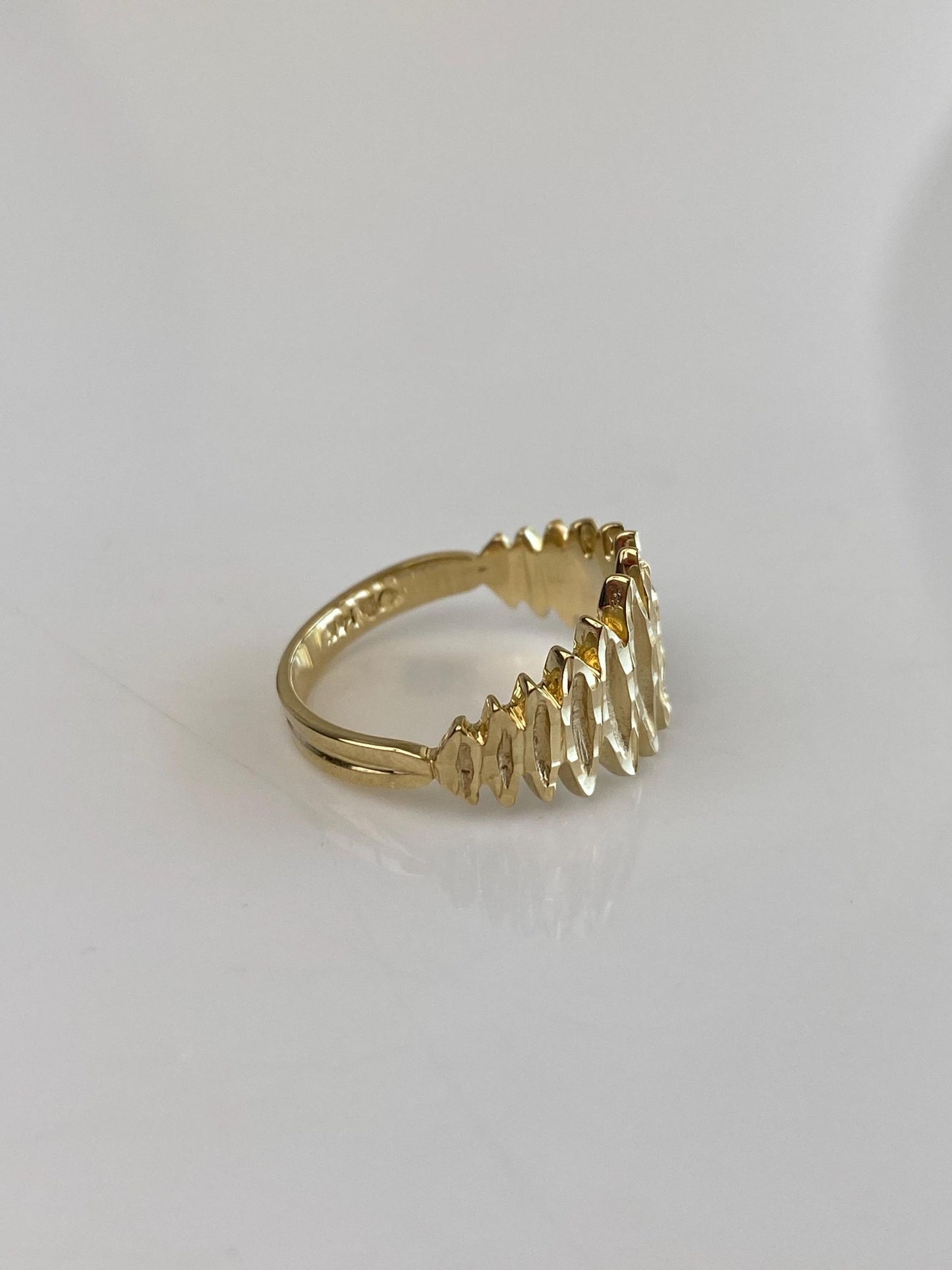 Vintage Solid 14k Yellow Gold Diamond Cut Ring Band - Size 5.75