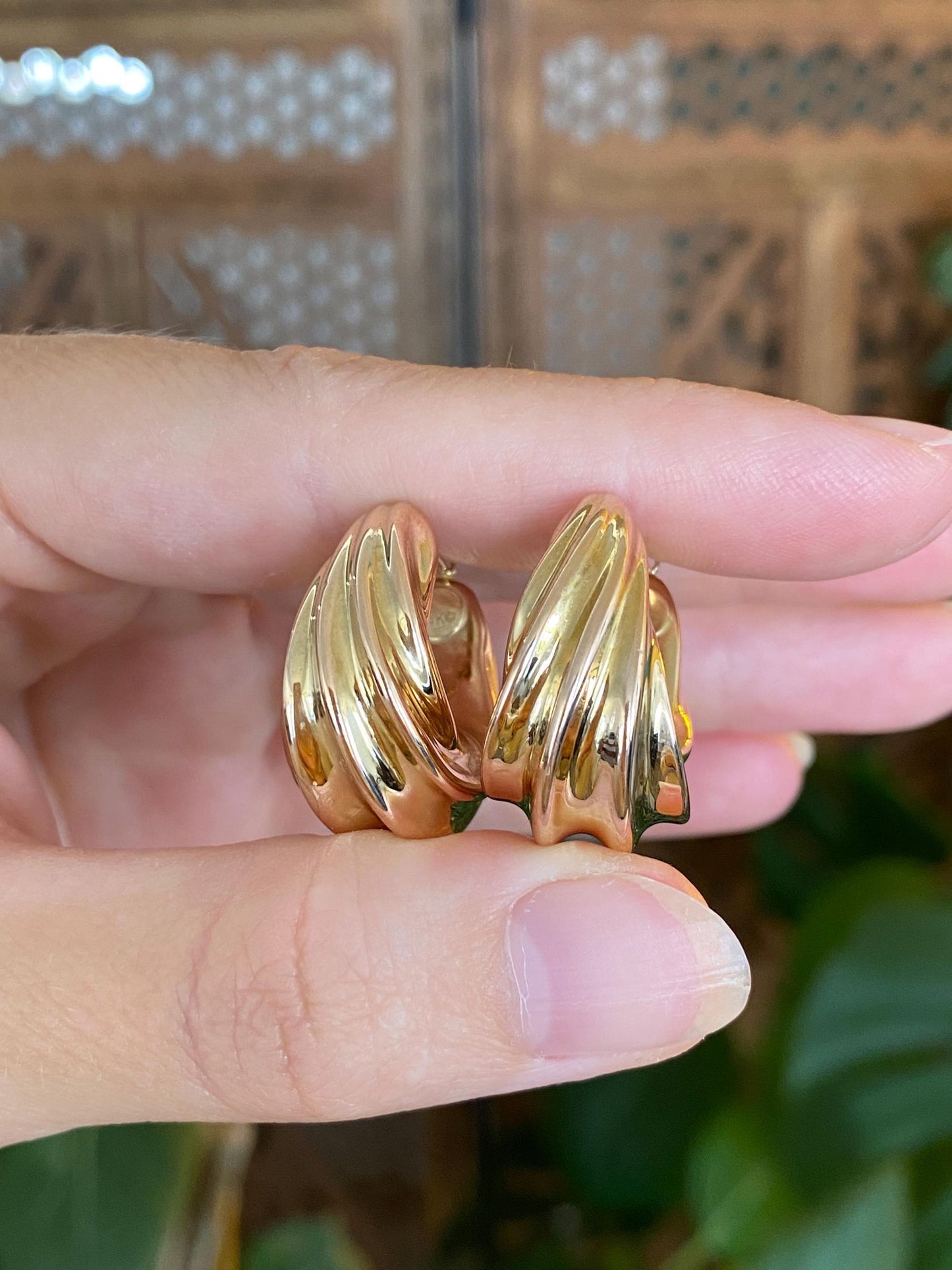 Vintage 14k Yellow Gold Twisted Scalloped Hoop Earrings
