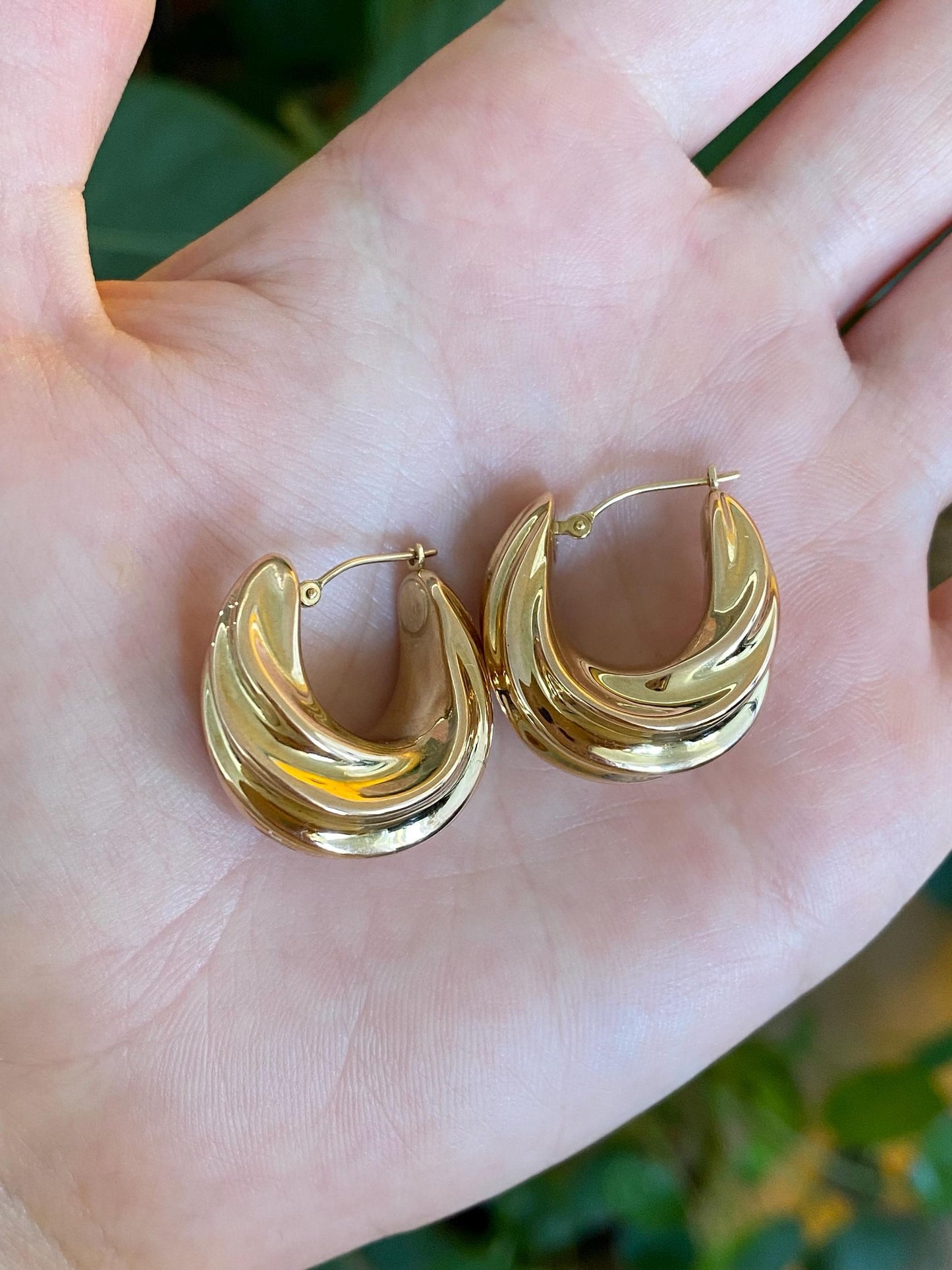 Vintage 14k Yellow Gold Twisted Scalloped Hoop Earrings