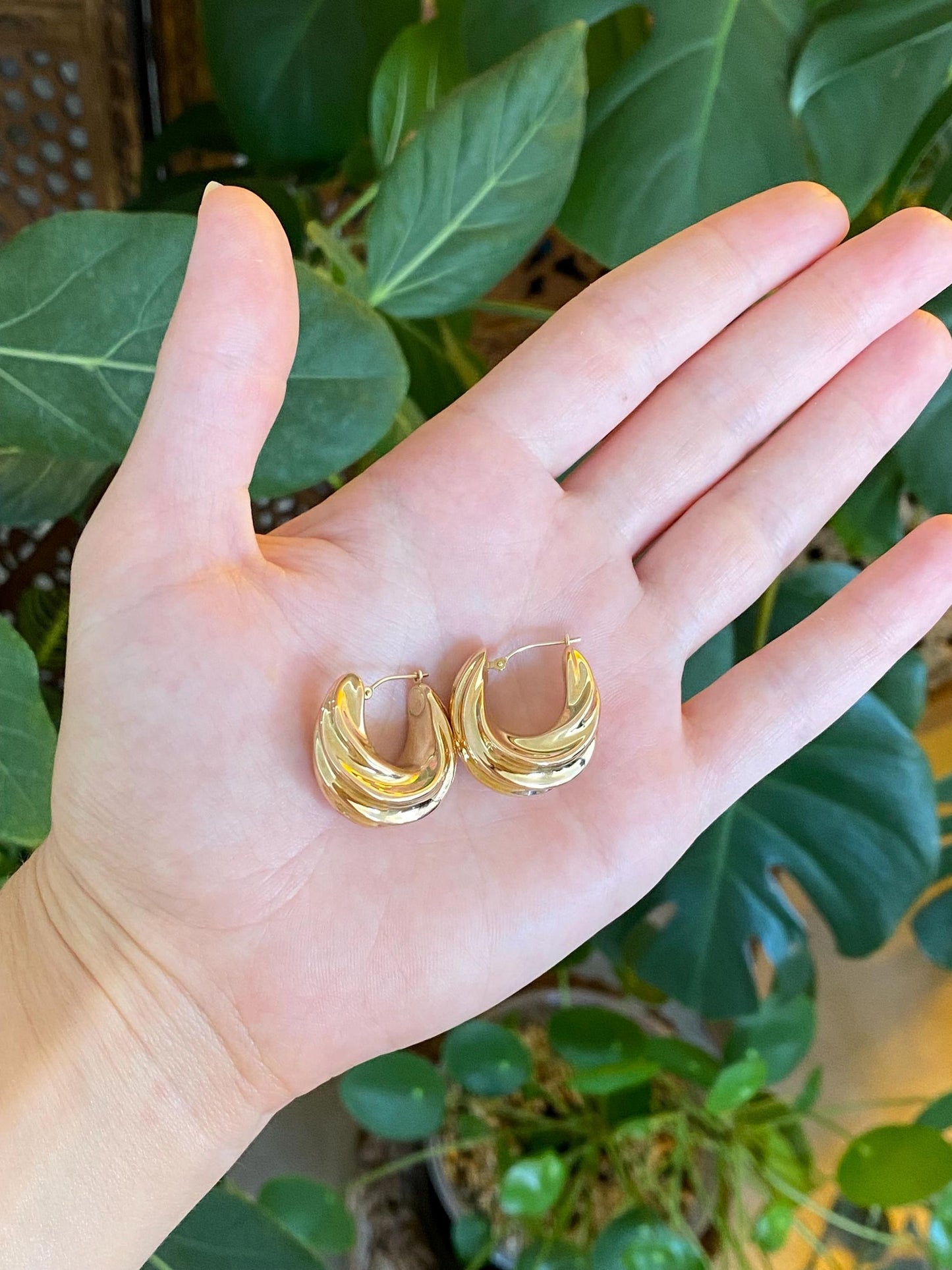 Vintage 14k Yellow Gold Twisted Scalloped Hoop Earrings