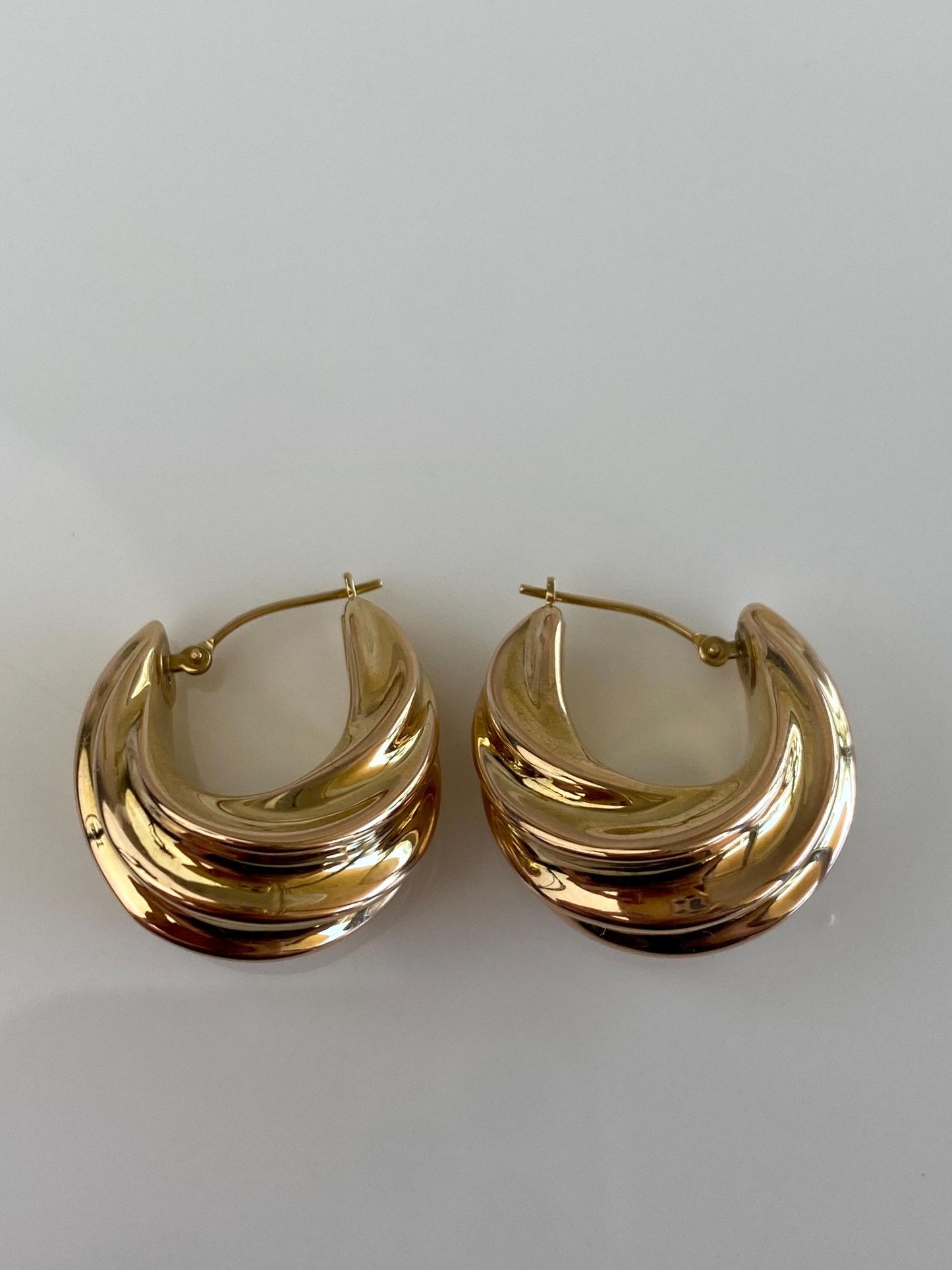 Vintage 14k Yellow Gold Twisted Scalloped Hoop Earrings