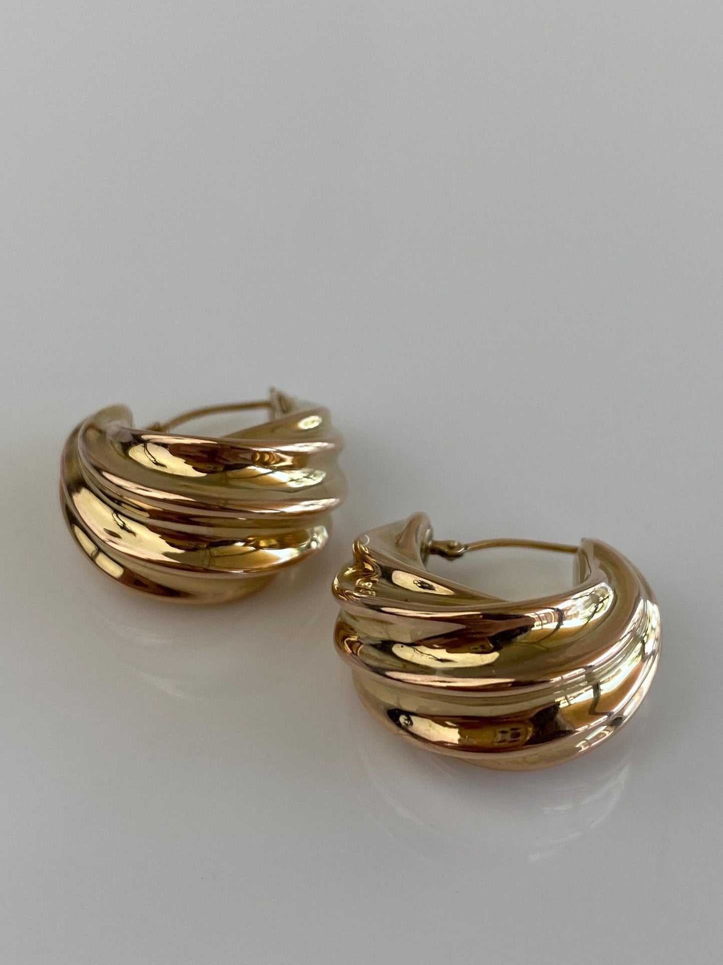 Vintage 14k Yellow Gold Twisted Scalloped Hoop Earrings