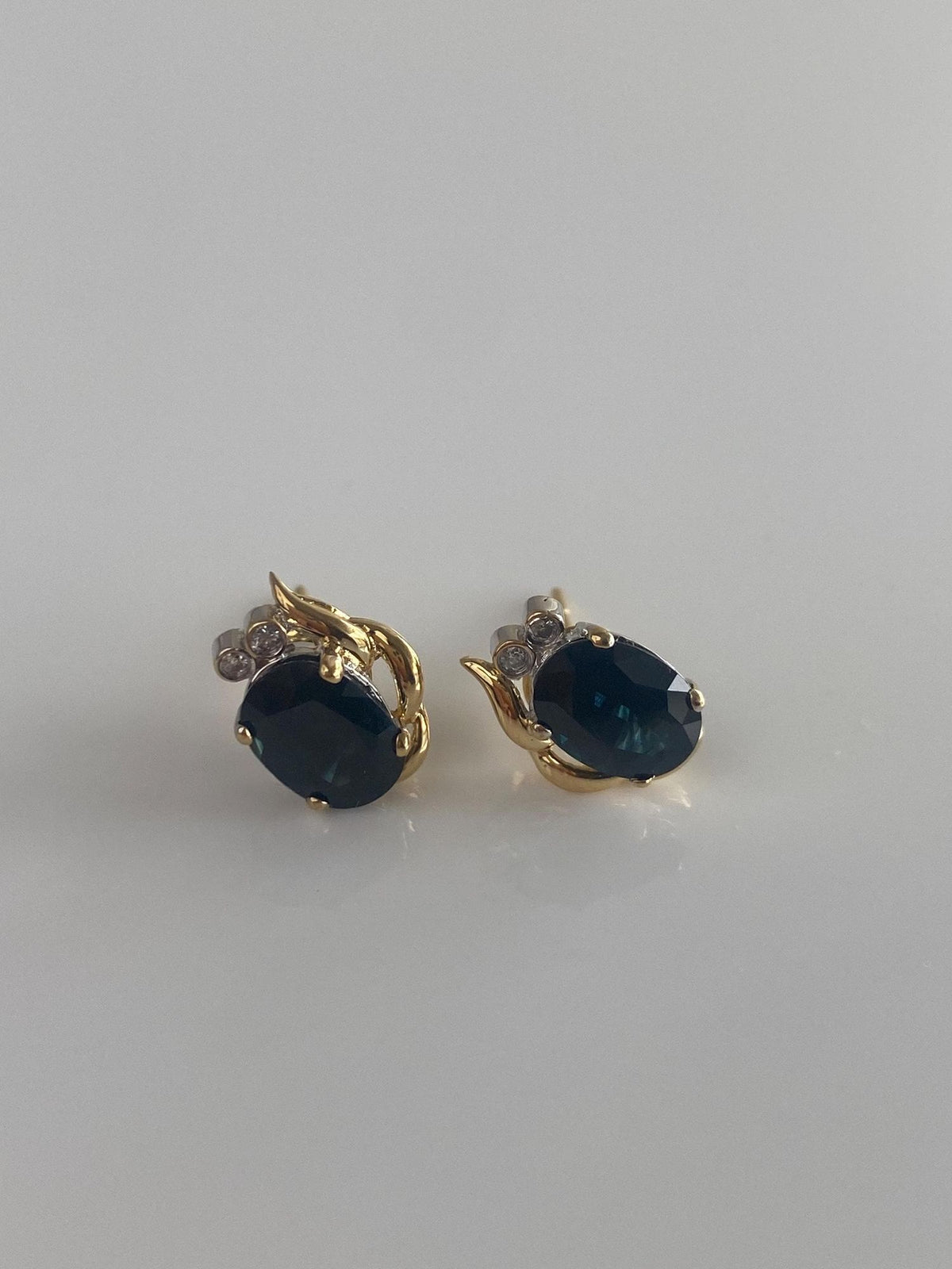 Vintage Solid 18k White & Yellow Gold Diamond Blue Sapphire Stud Earrings