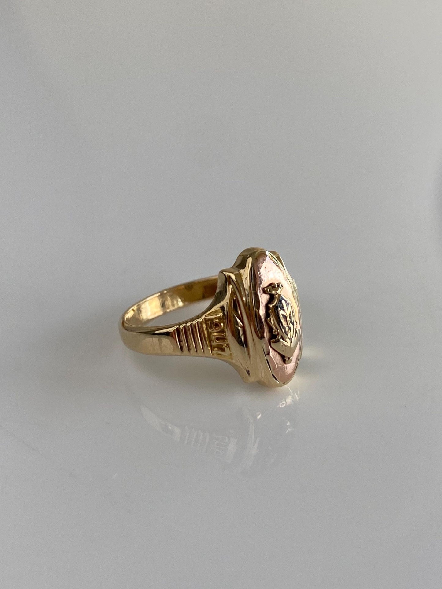 Vintage Solid 10k Yellow Gold 1947 Class Ring - Size 5.75