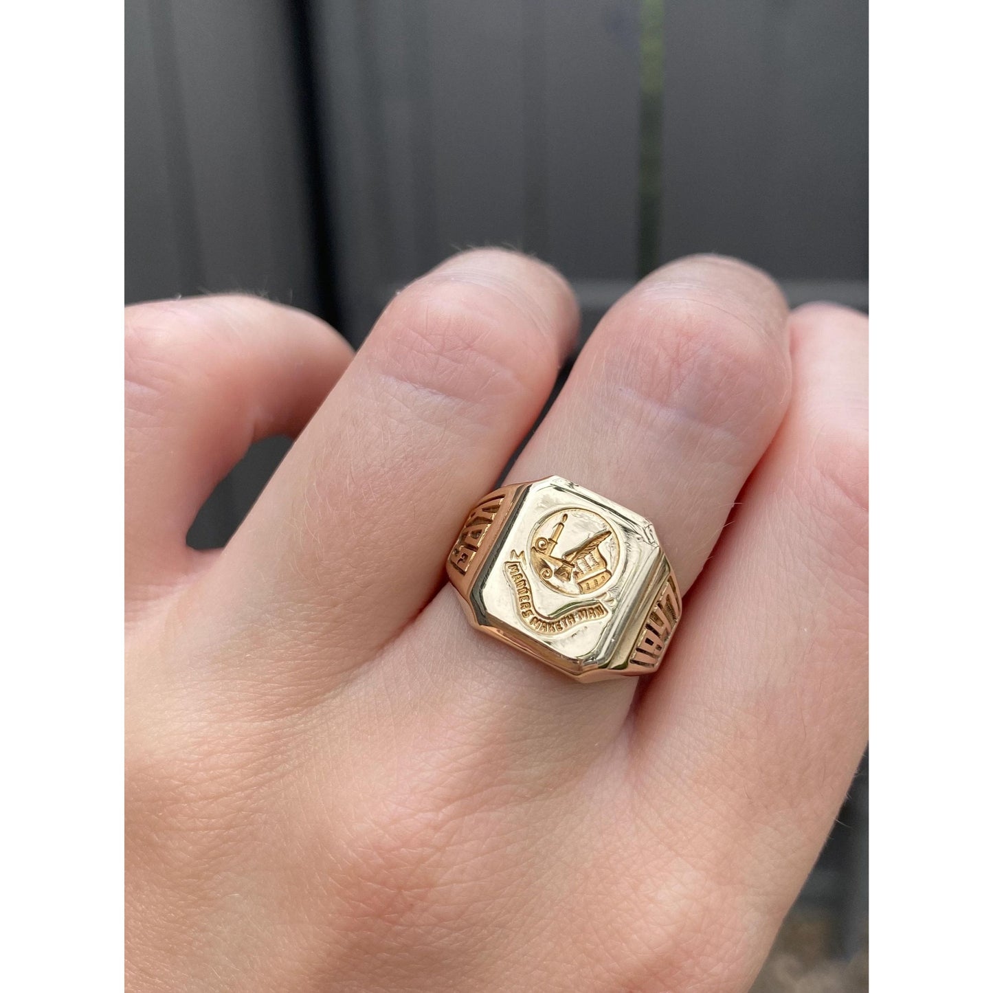 Vintage Solid 10k Yellow Gold 1947 Class Signet Ring - Size 6.5