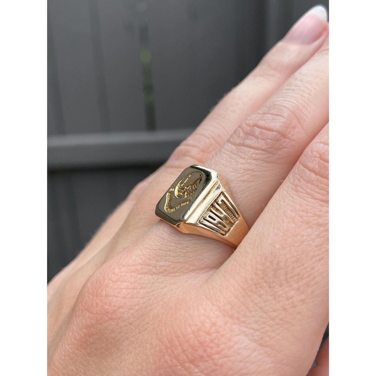 Vintage Solid 10k Yellow Gold 1947 Class Signet Ring - Size 6.5