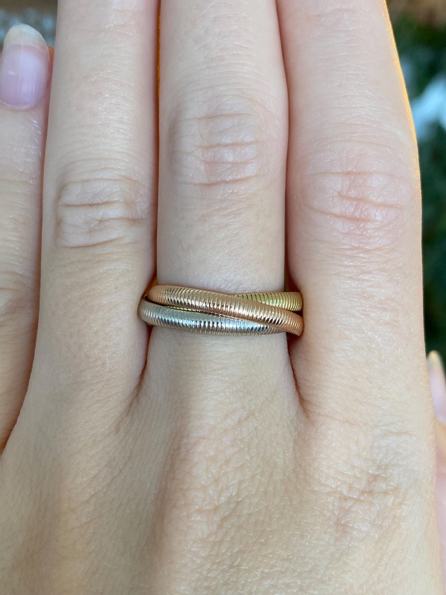 Vintage Solid 18k Tri Tone Gold Textured Rolling Ring Band - Size 7.75