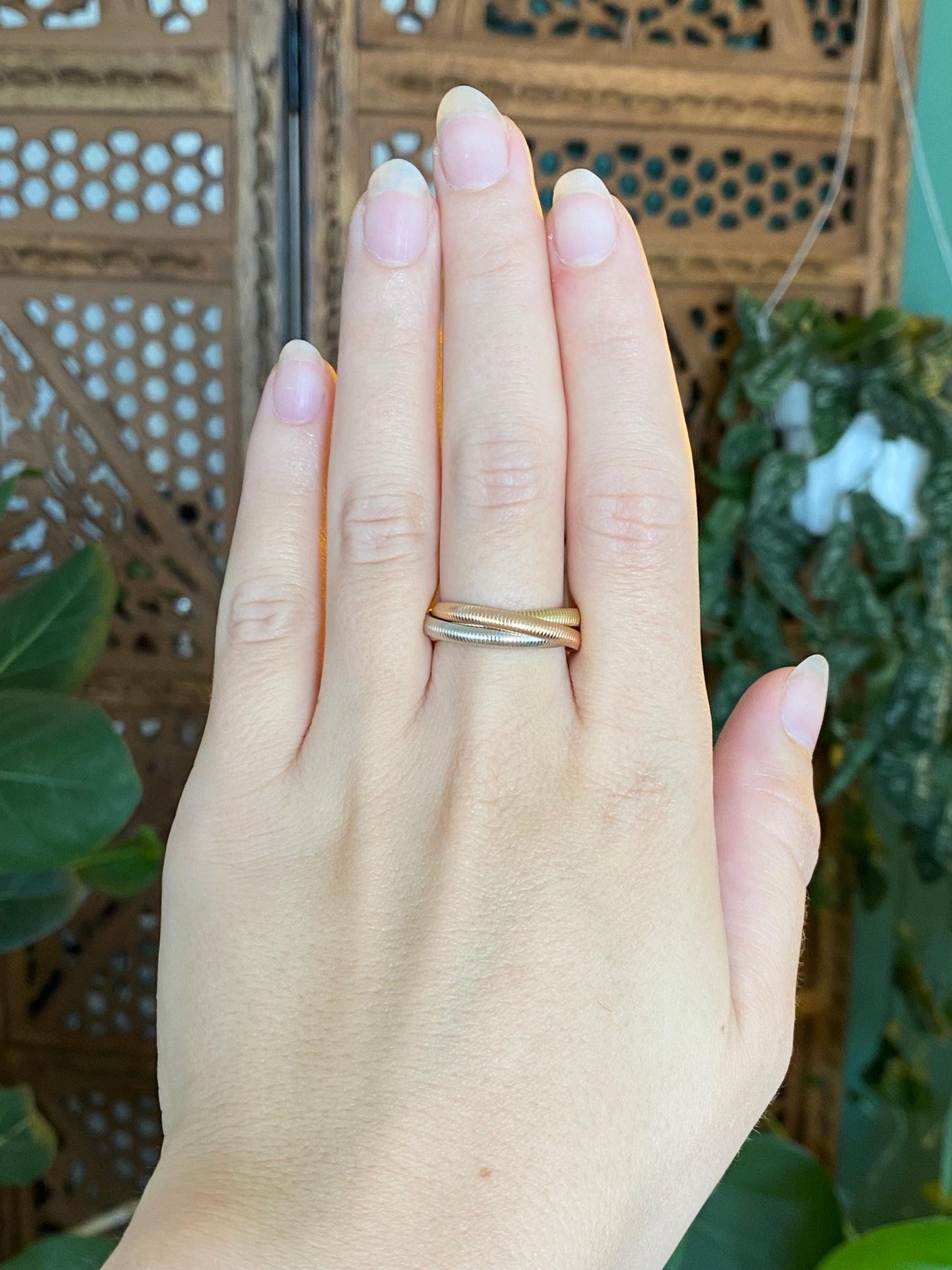 Vintage Solid 18k Tri Tone Gold Textured Rolling Ring Band - Size 7.75