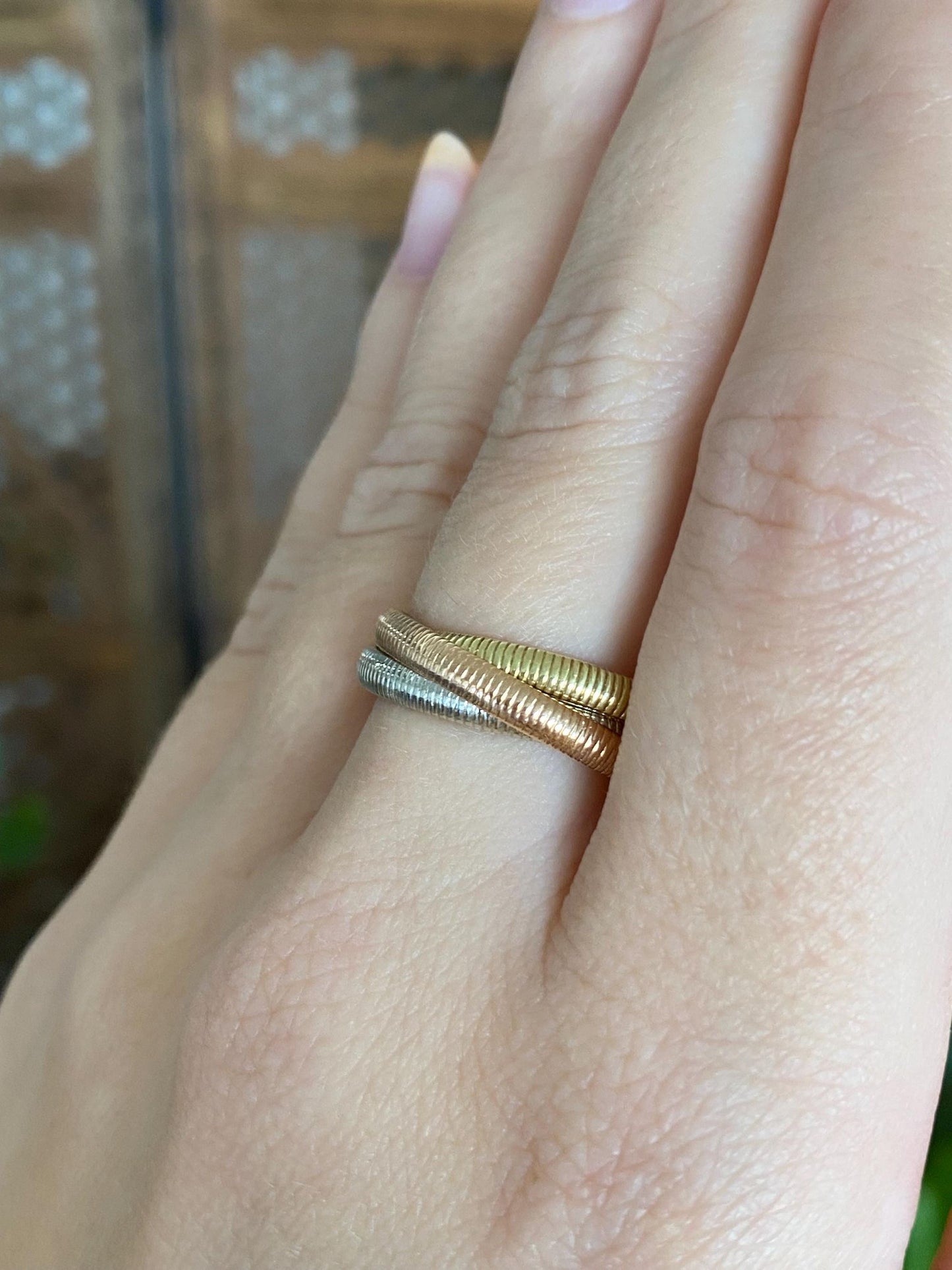 Vintage Solid 18k Tri Tone Gold Textured Rolling Ring Band - Size 7.75