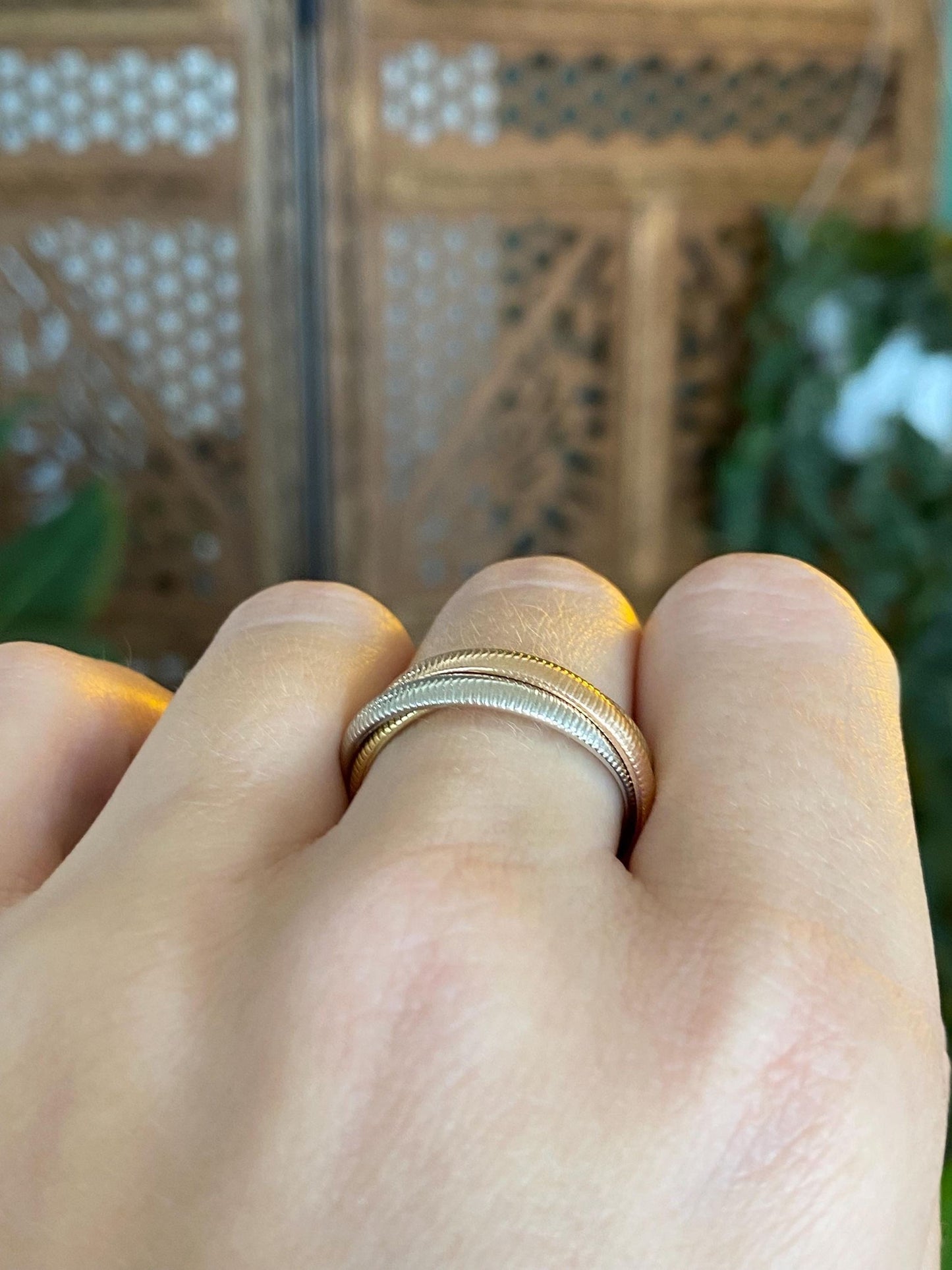 Vintage Solid 18k Tri Tone Gold Textured Rolling Ring Band - Size 7.75