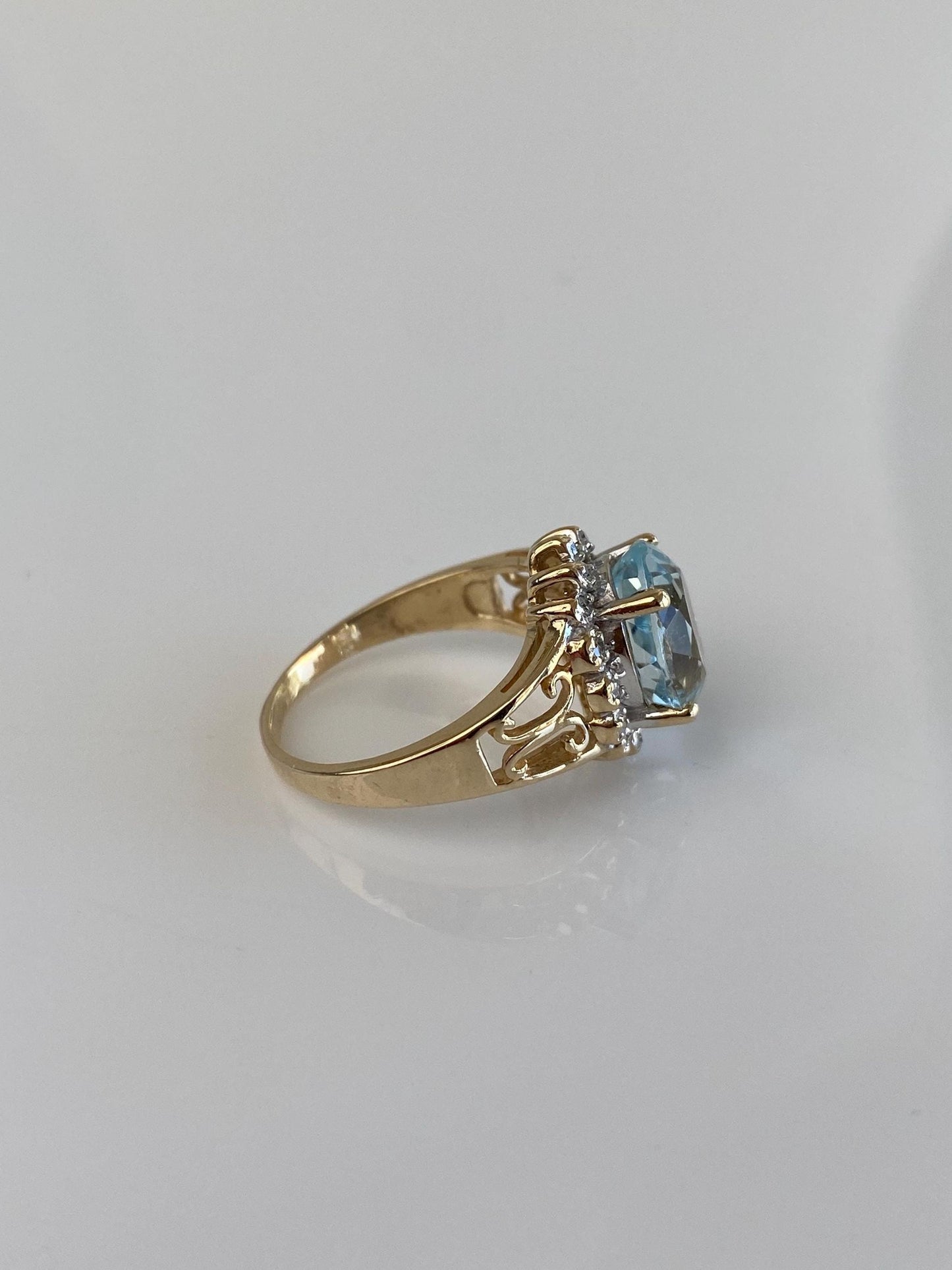 Vintage Solid 10k Diamond Halo Aquamarine Ring - Size 5.25