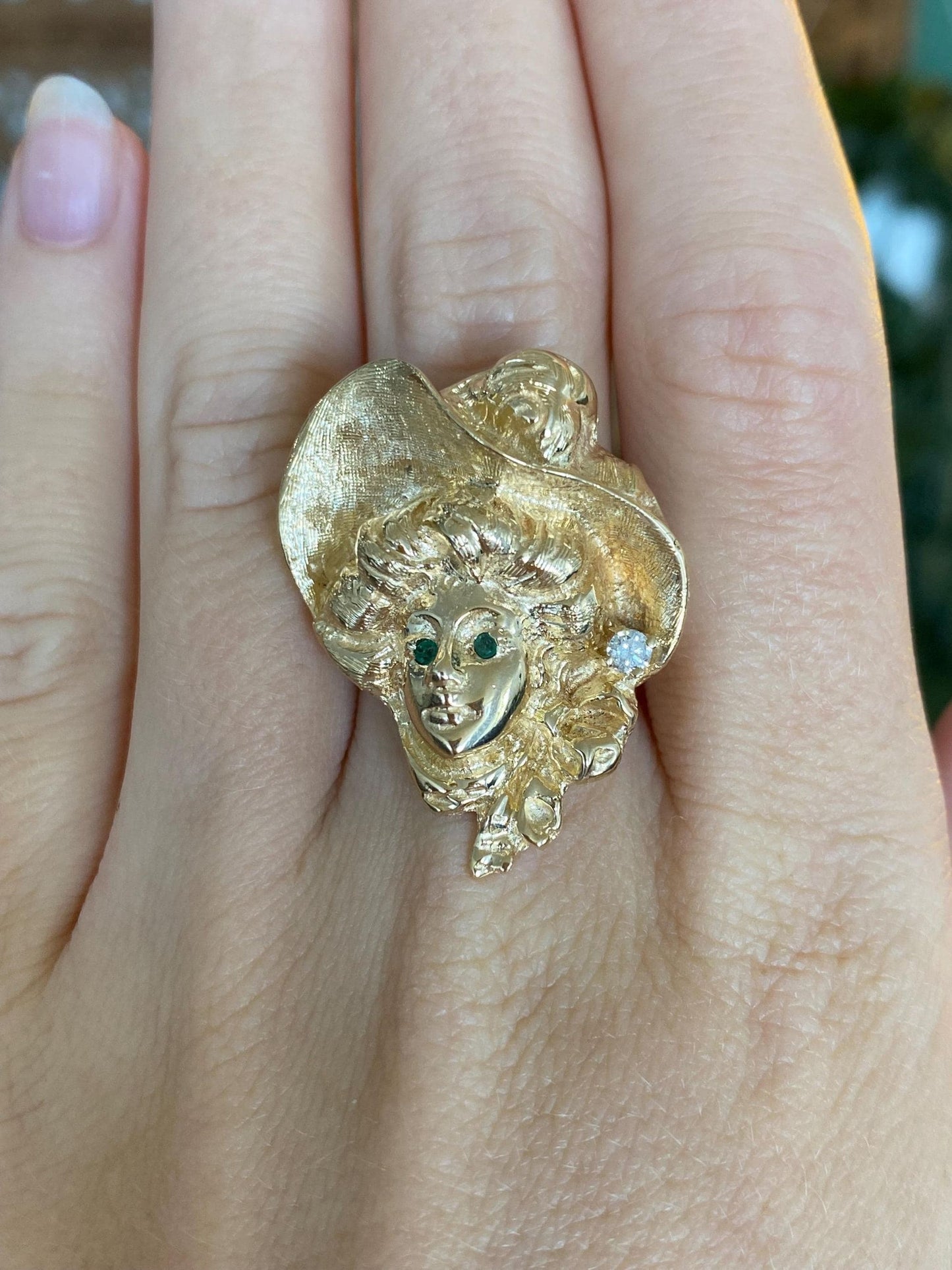 Vintage Solid 14k Yellow Gold Diamond Emerald Eyes Lady in Bonnet Ring - Size 7.75