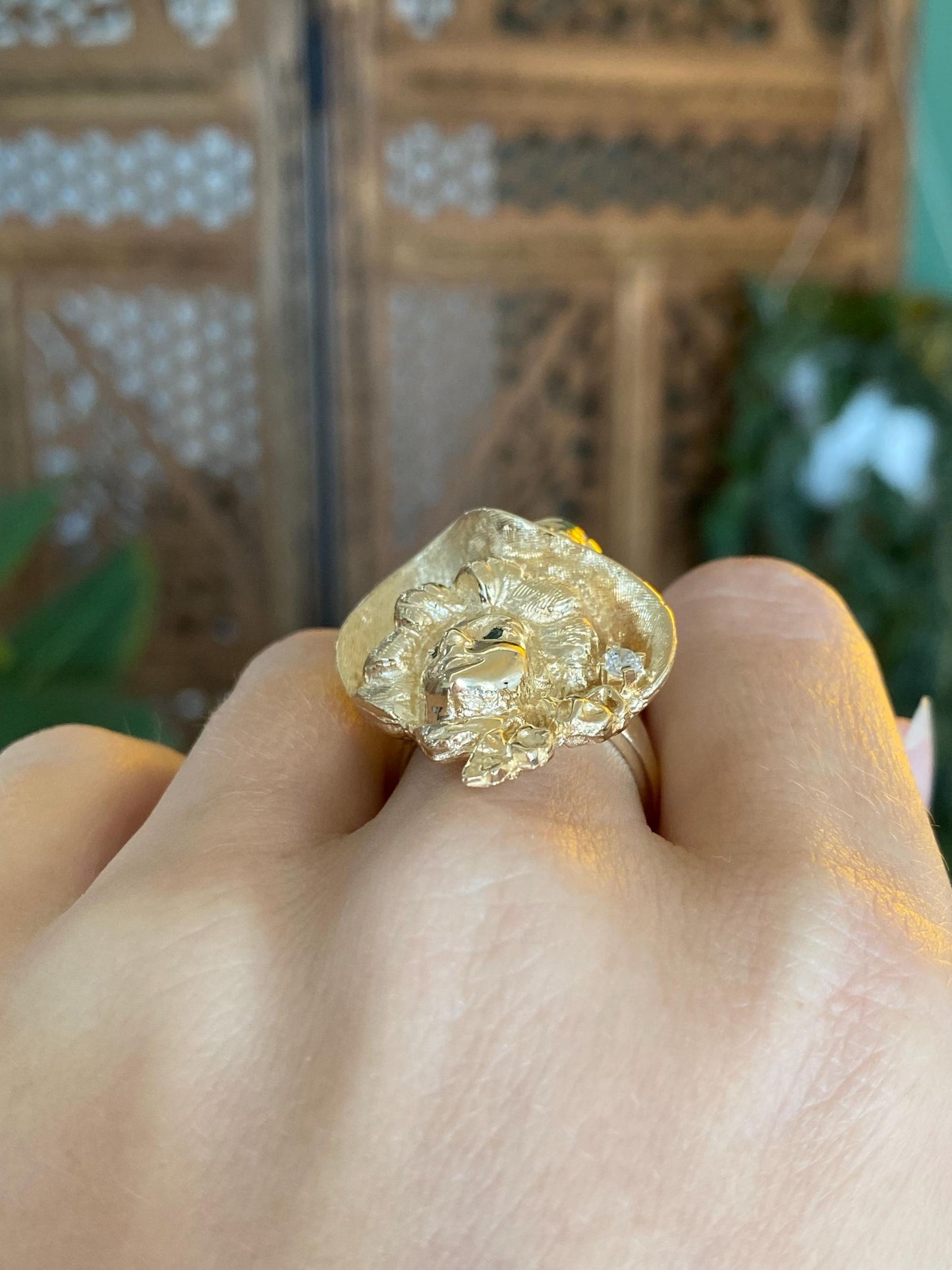 Vintage Solid 14k Yellow Gold Diamond Emerald Eyes Lady in Bonnet Ring - Size 7.75