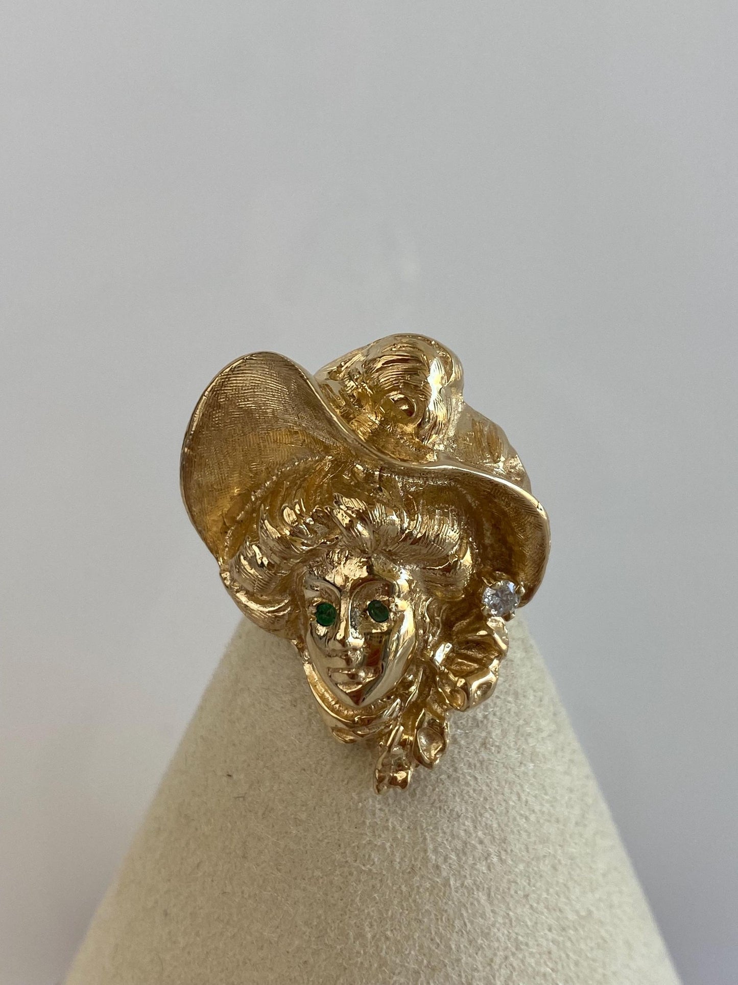Vintage Solid 14k Yellow Gold Diamond Emerald Eyes Lady in Bonnet Ring - Size 7.75