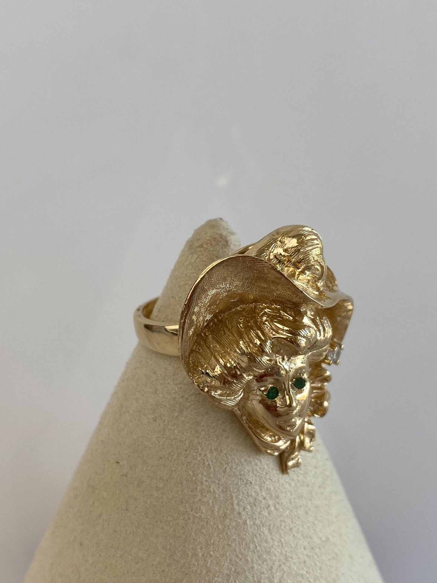 Vintage Solid 14k Yellow Gold Diamond Emerald Eyes Lady in Bonnet Ring - Size 7.75