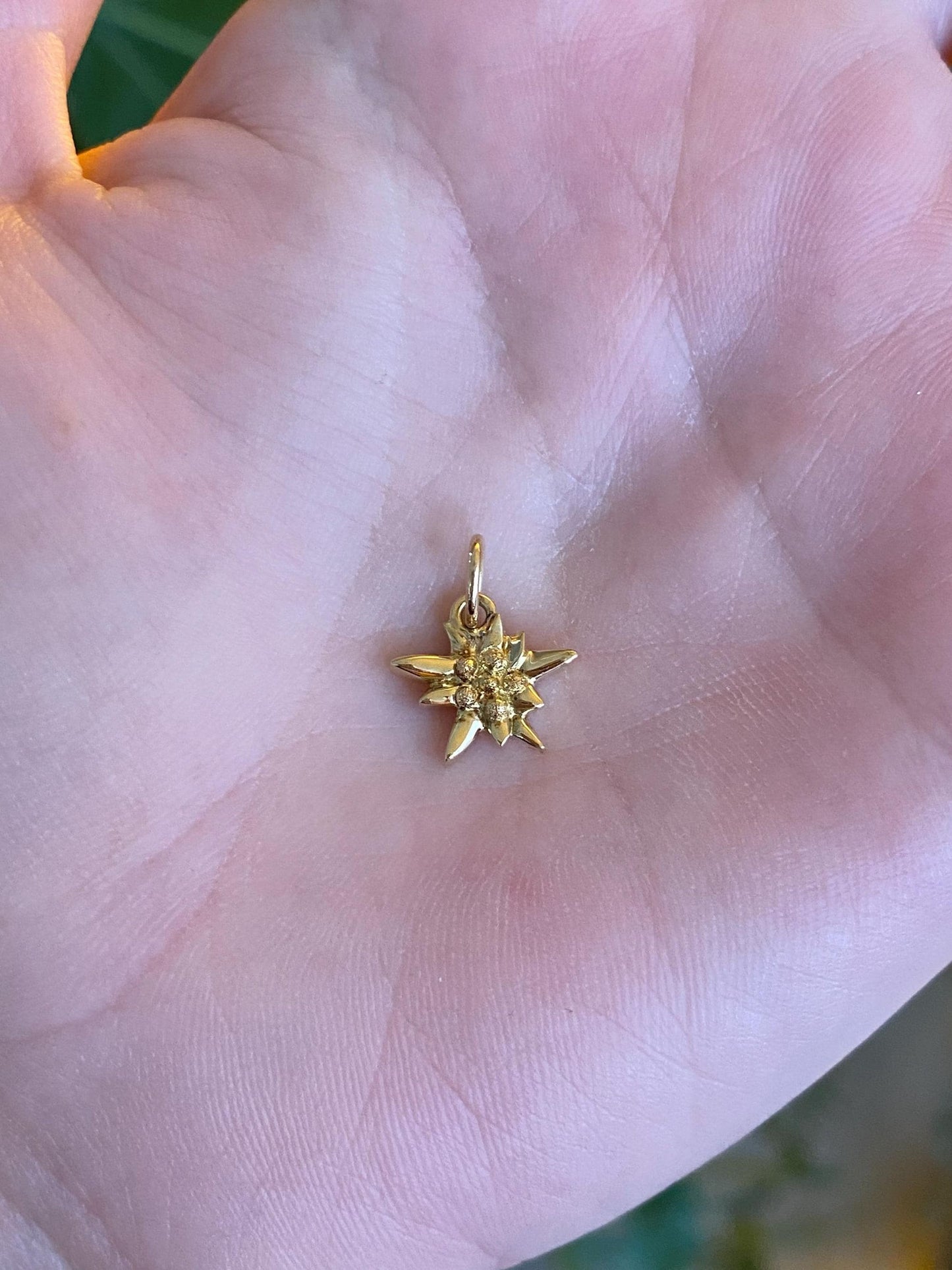 Vintage Solid 18k Yellow Gold Flower Charm